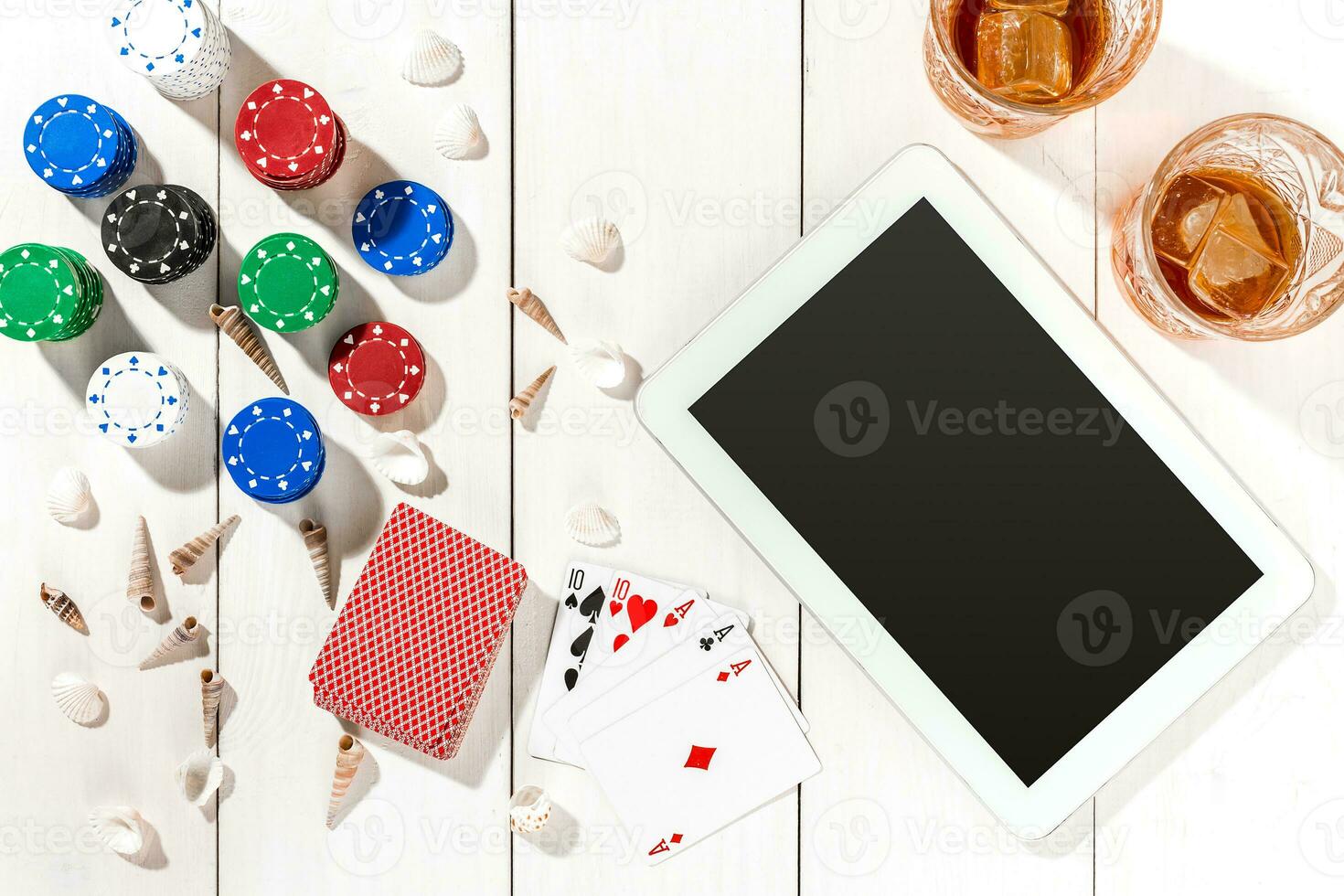 postar blog social meios de comunicação pôquer. bandeira modelo disposição brincar para conectados casino. de madeira branco mesa, topo Visão em ambiente de trabalho. foto