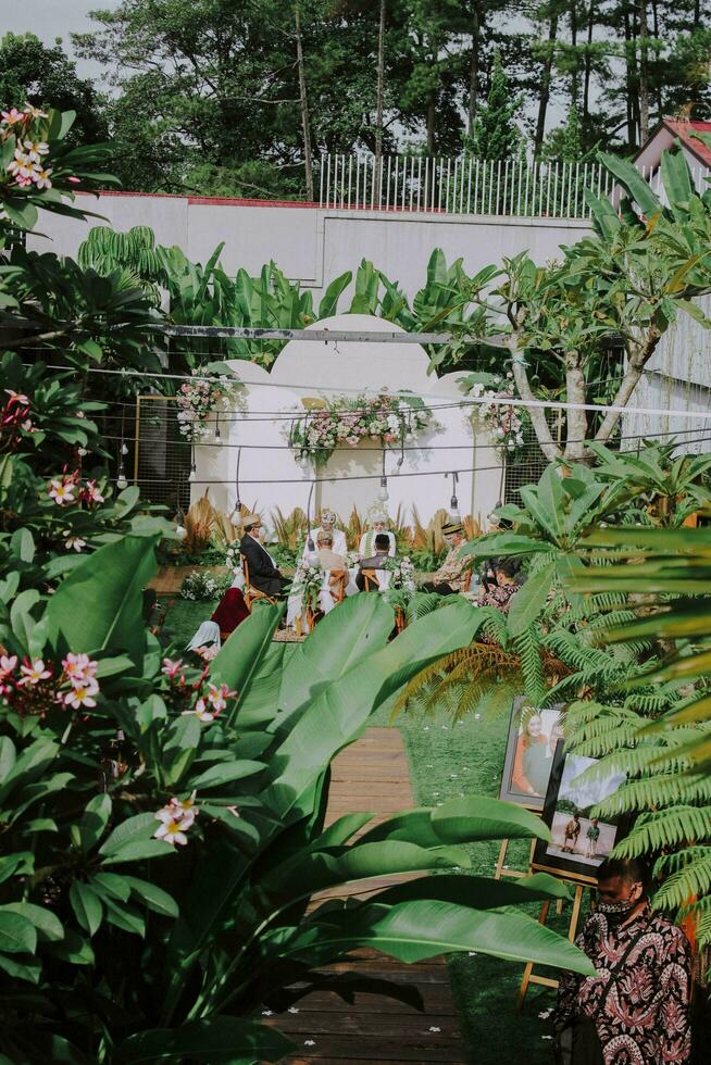 ambiente tradicional Casamento evento dentro a jardim ou ao ar livre com muito lindo e elegante flor decorações foto