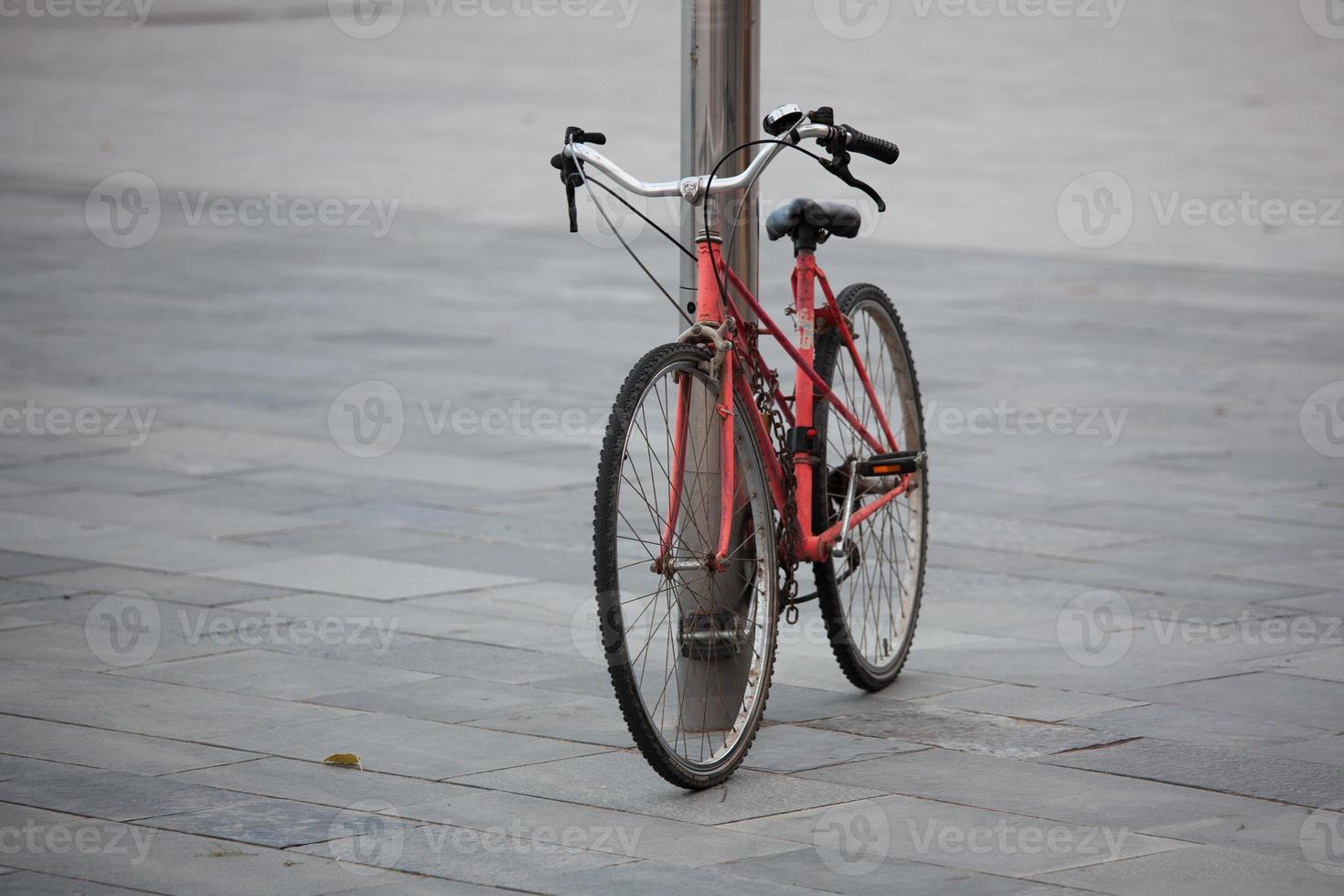 corrente de metal amarrada a bicicleta velha foto