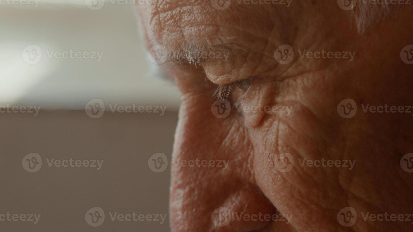 homem olha com a cabeça baixa foto