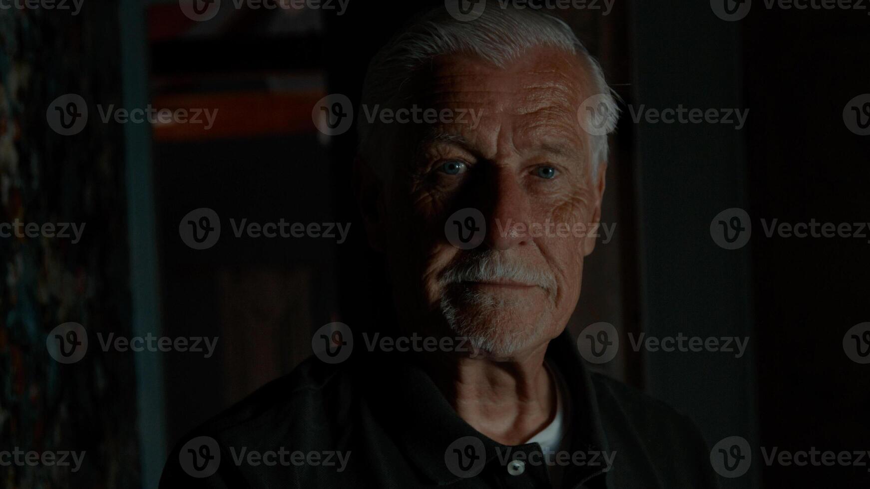 homem olhando para a luz do dia vira a cabeça olhando para a lente da câmera foto