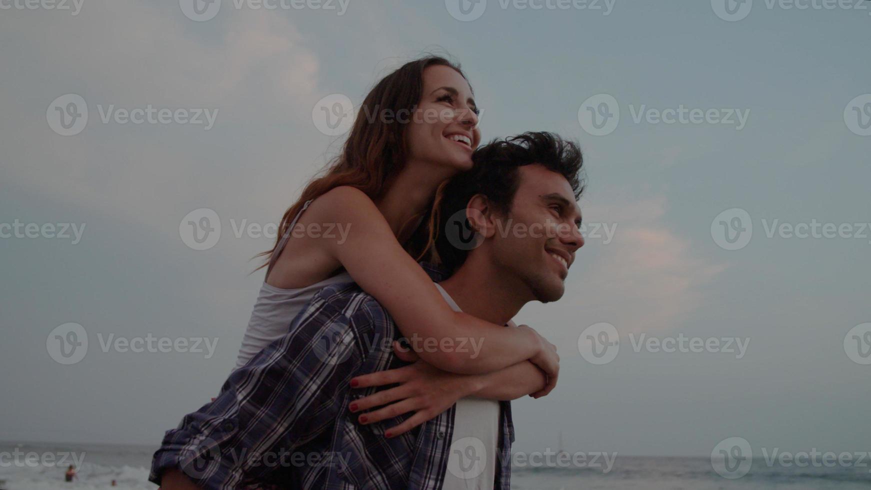 câmera lenta de jovem dando as costas para a mulher na praia foto