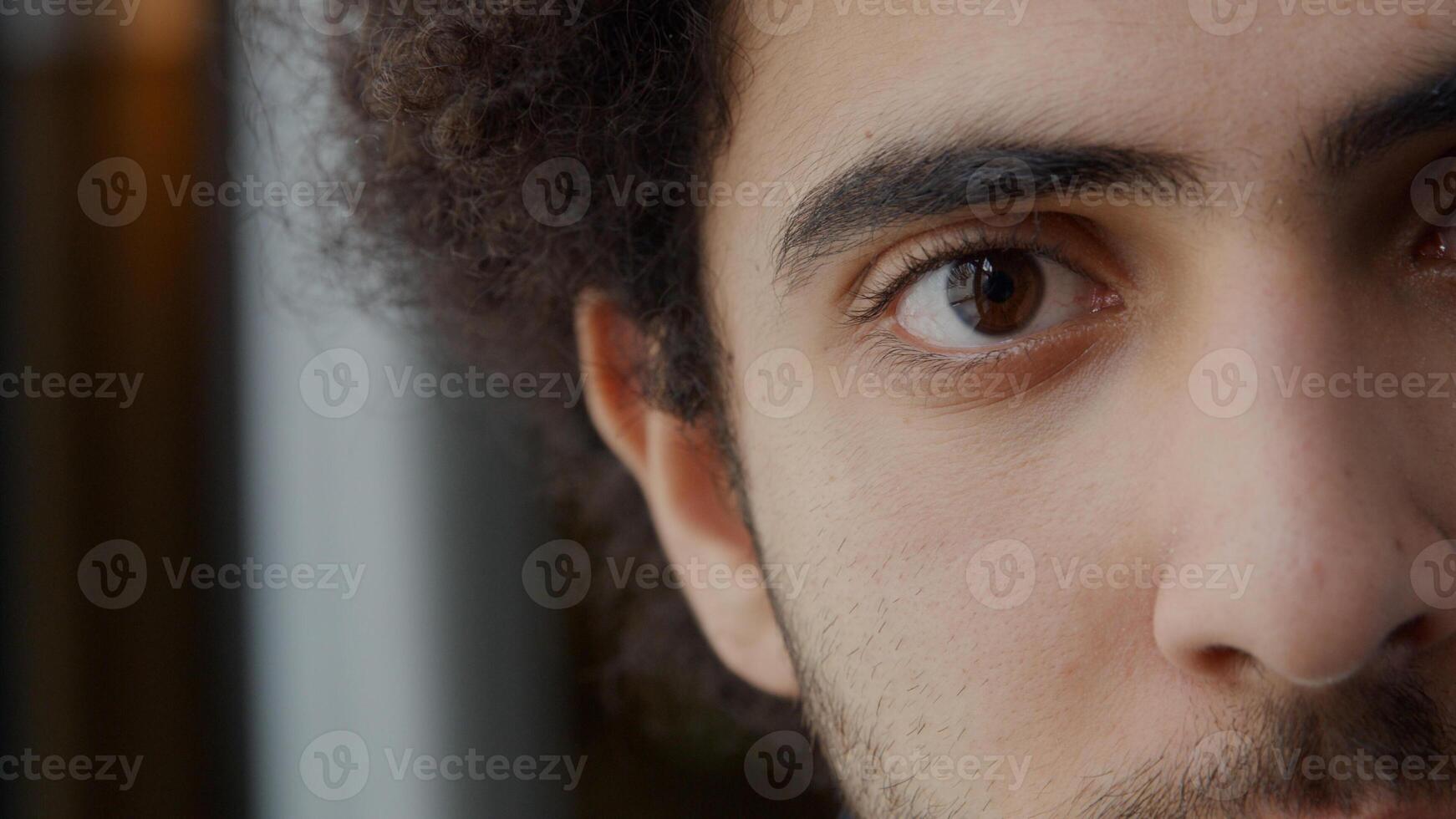 Extremo close-up da parte esquerda do rosto de um jovem homem do Oriente Médio foto