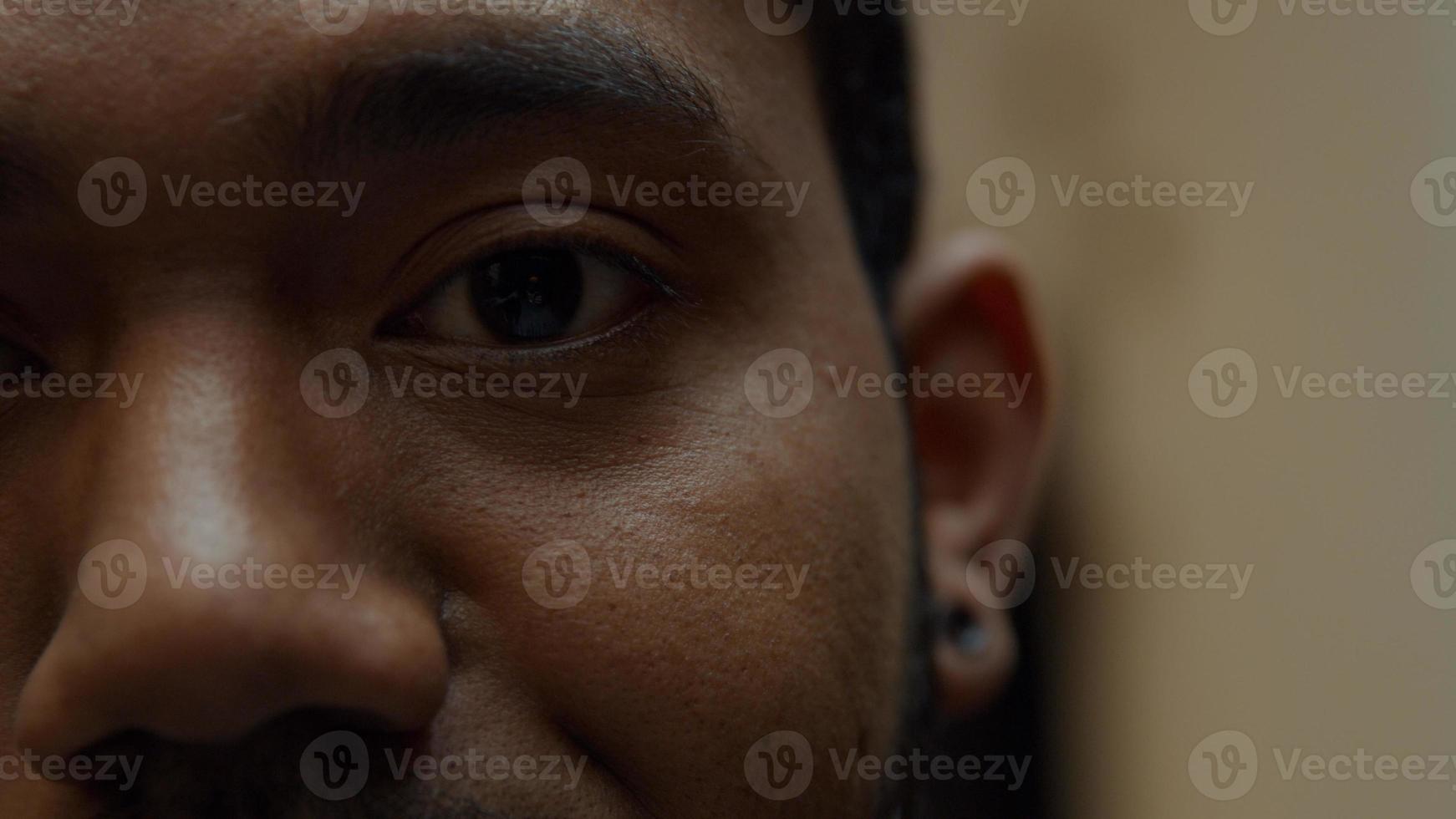 close-up extremo da sobrancelha, olho e nariz do homem negro foto
