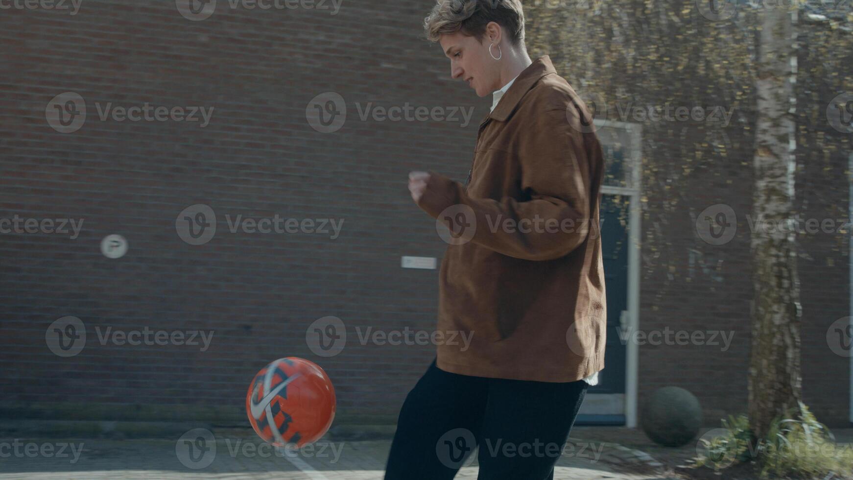 mulher fazendo truque de futebol foto