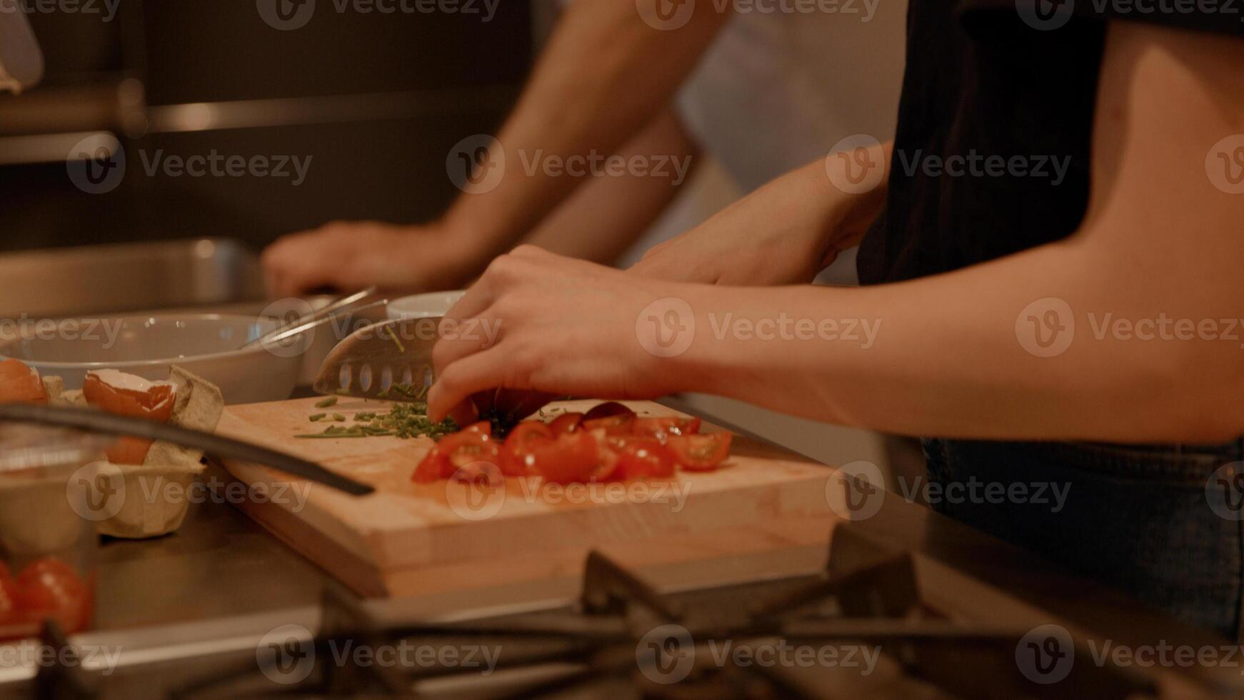 mulher preparando a refeição enquanto fala com o homem na cozinha foto