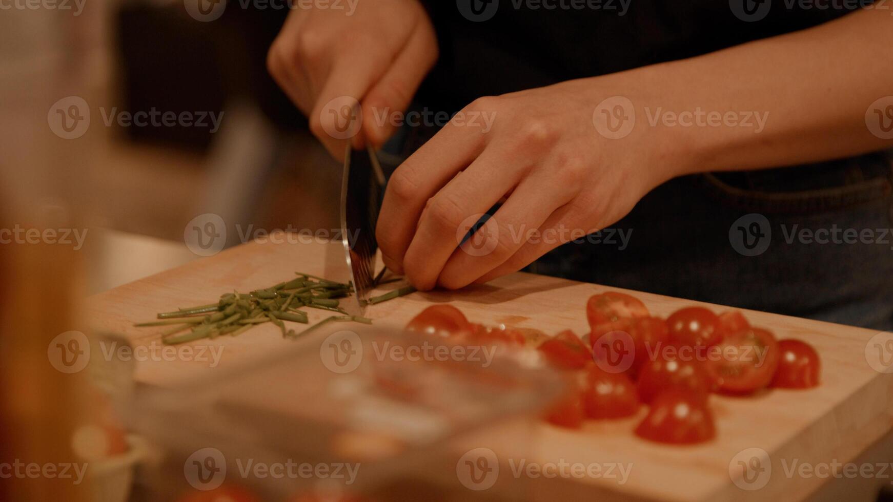 mãos de mulher cortando cebolinhas foto