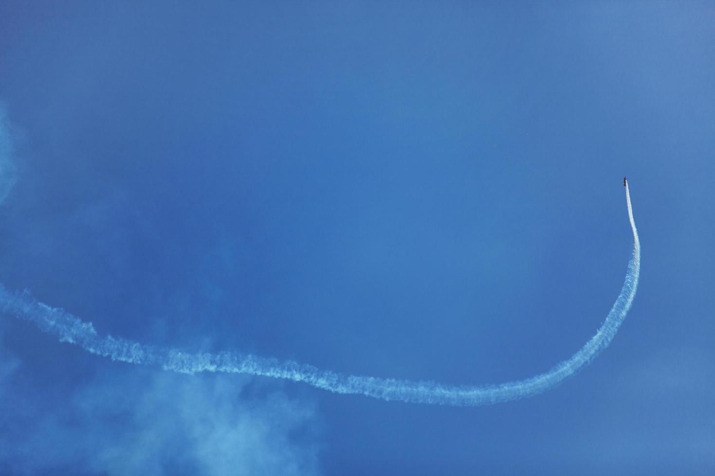 pequeno avião em um céu azul foto