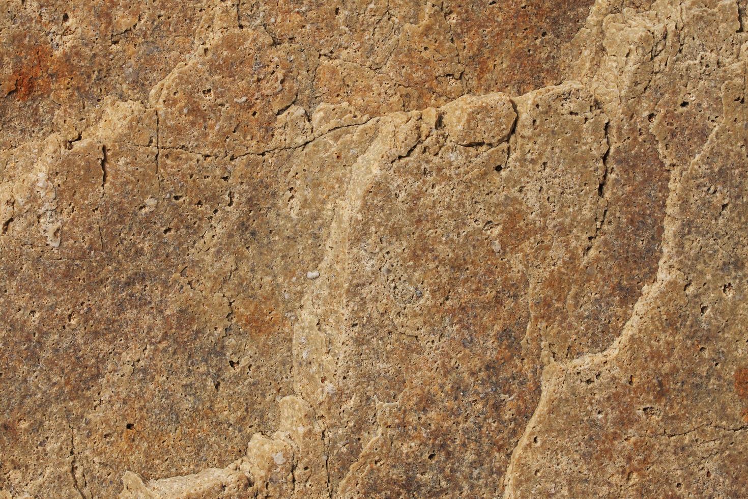 pedra cortada com muitas rachaduras foto