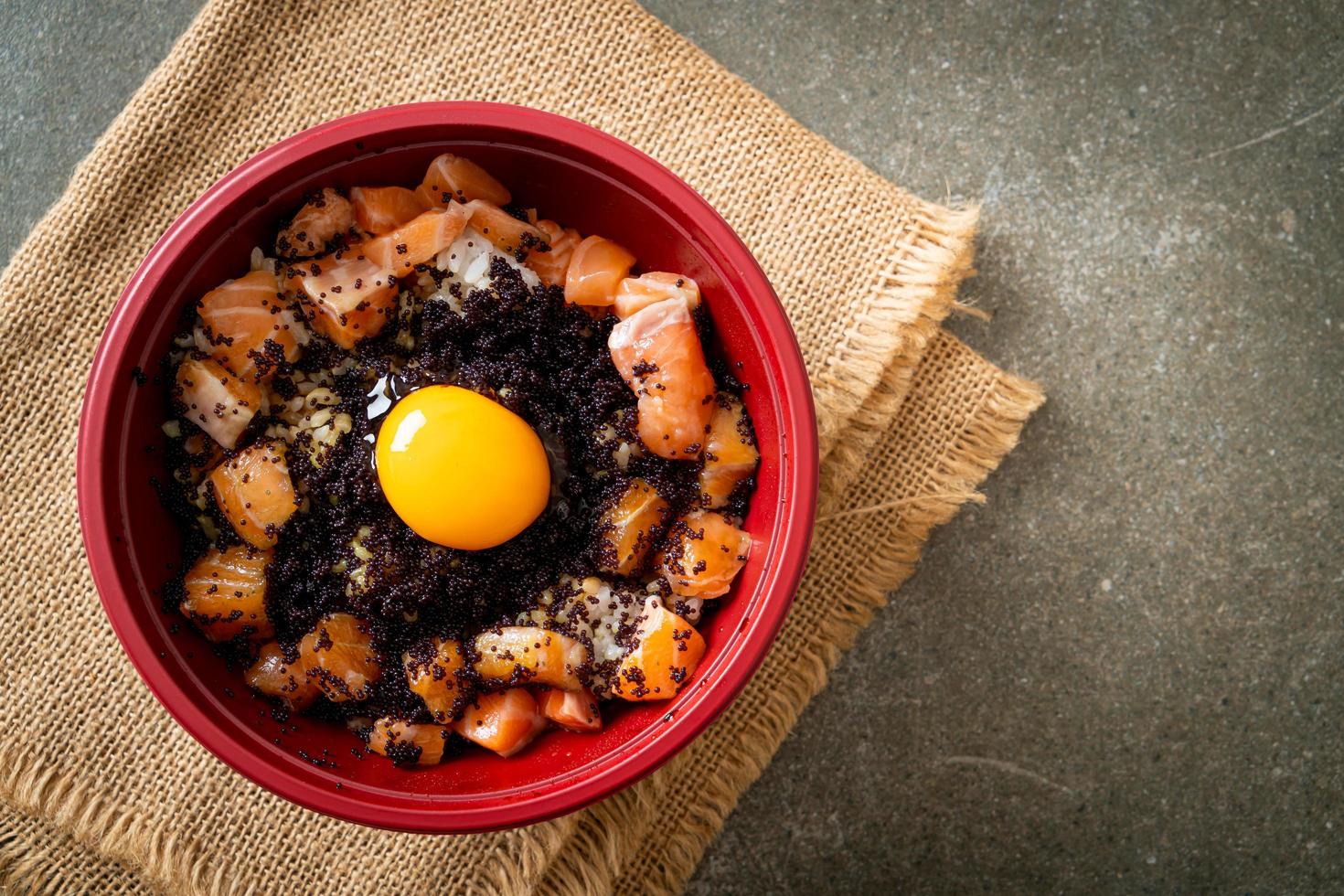 arroz japonês com salmão fresco cru, tobiko e ovo foto