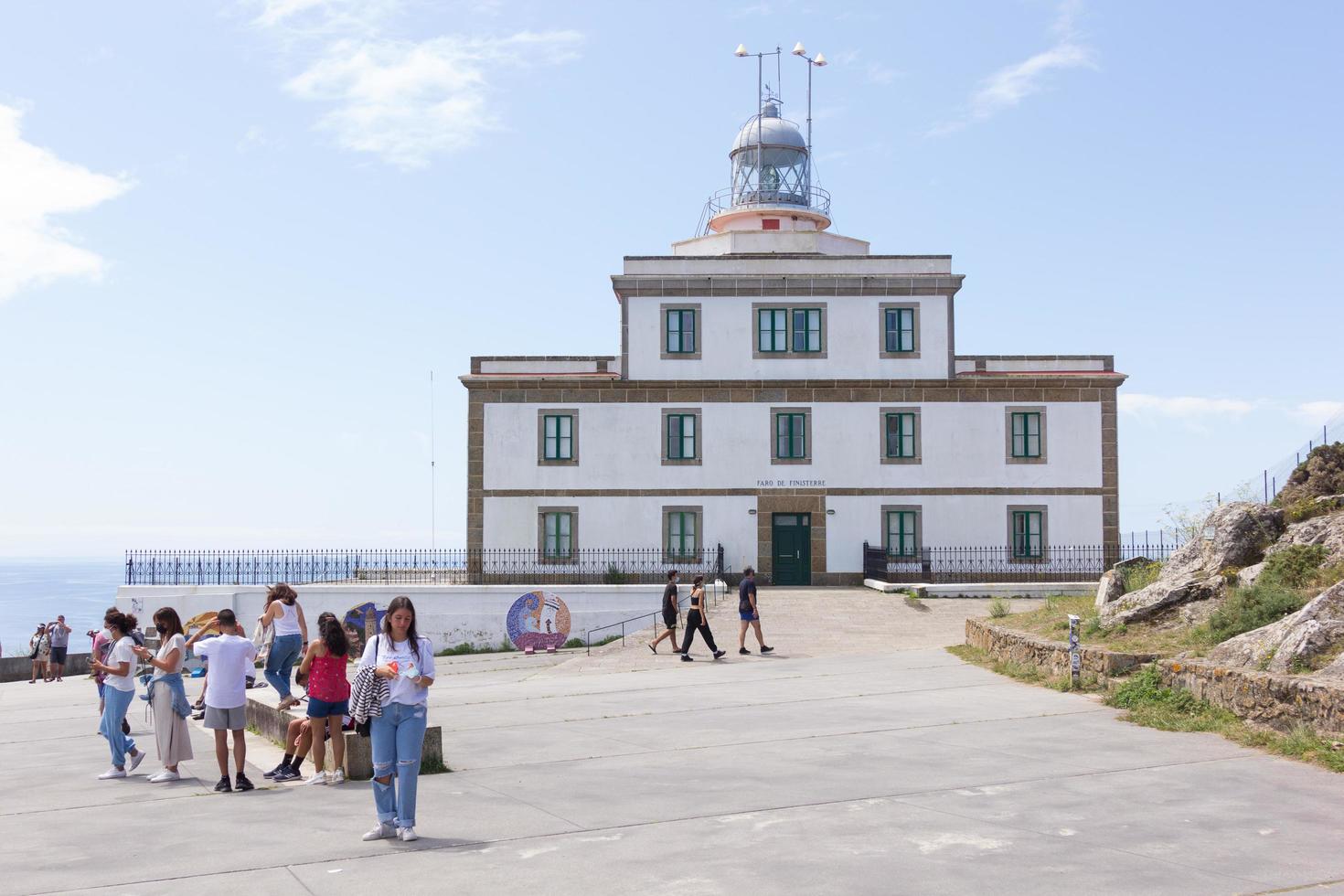 farol em finisterra, fim do mundo no oceano atlântico na galiza, espanha foto