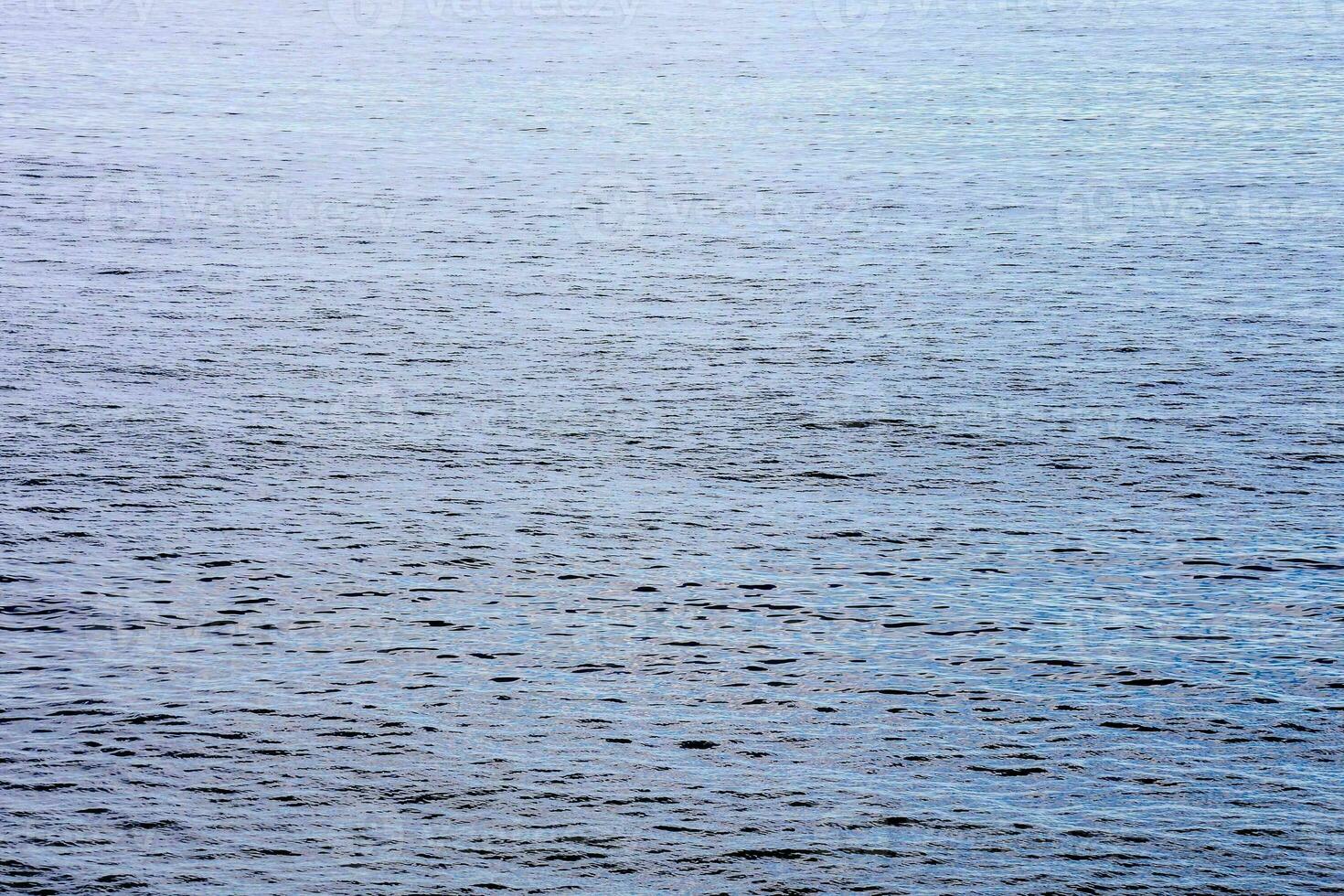 uma barco é dentro a água perto a costa foto