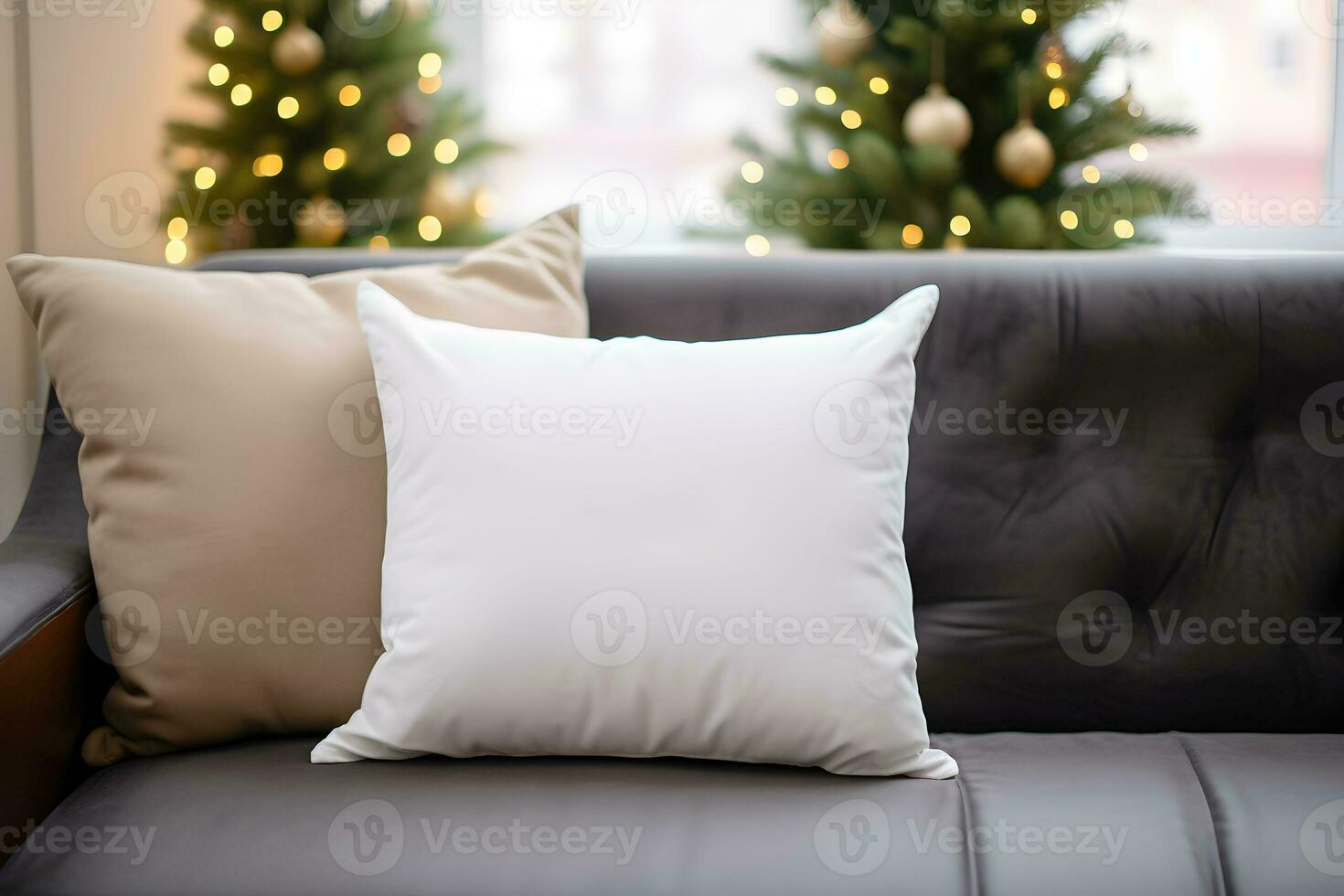 em branco branco travesseiro brincar em Preto sofá com Natal árvore e luzes bokeh fundo. feriado modelo composição com decoração. cópia de espaço. foto