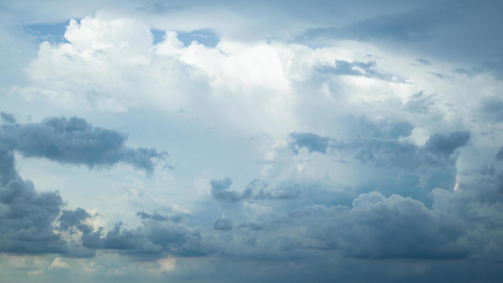 céu azul com mais nuvens. foto