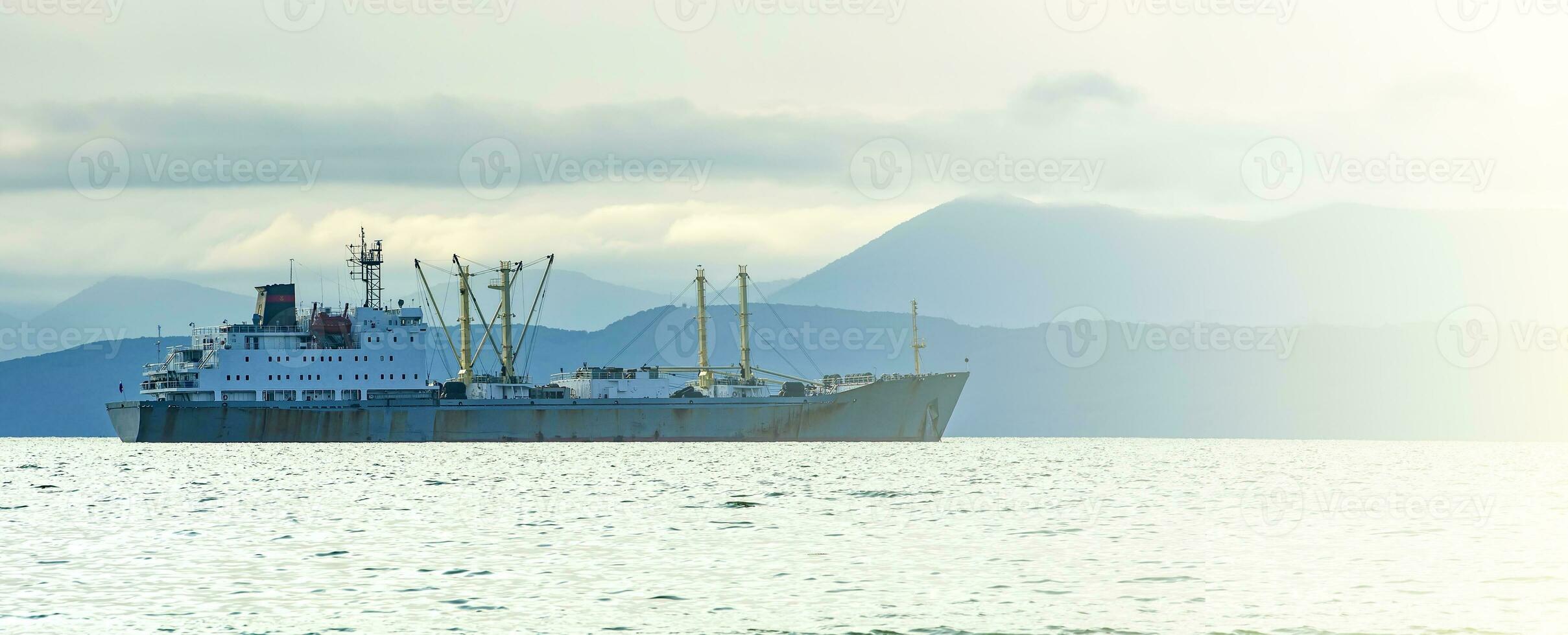 pescaria traineira dentro a baía em a estradas dentro Kamchatka Península foto