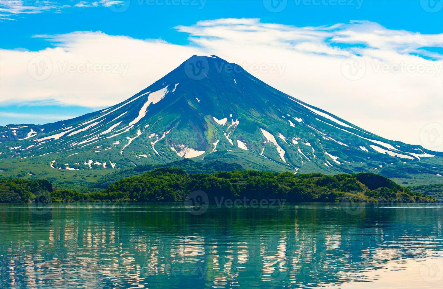 pitoresco verão reflexão do ilyinsky vulcão dentro a curila lago água. sul Kamchatka santuário, Rússia foto