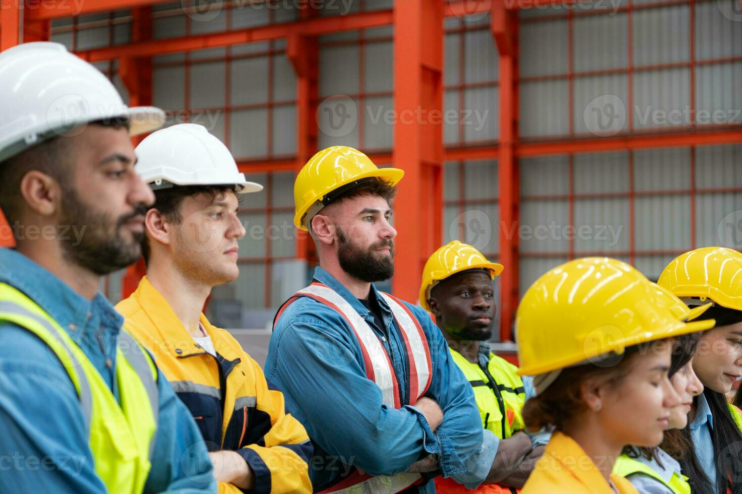 retrato do engenheiros e industrial trabalhadores dentro capacetes às construção local foto