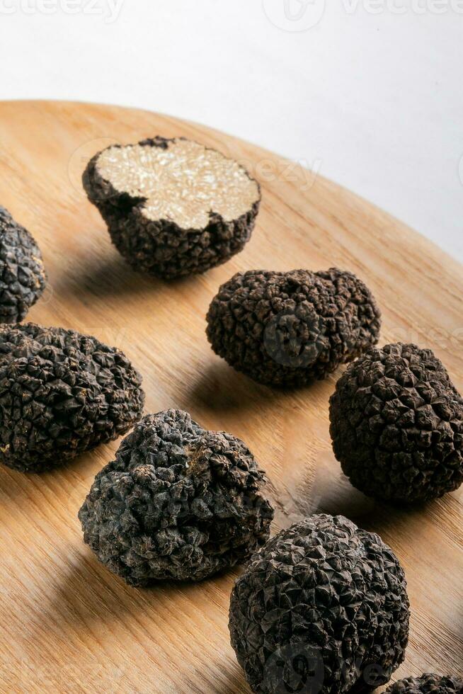 Preto Brigadeiro cogumelo fechar acima em de madeira prato foto