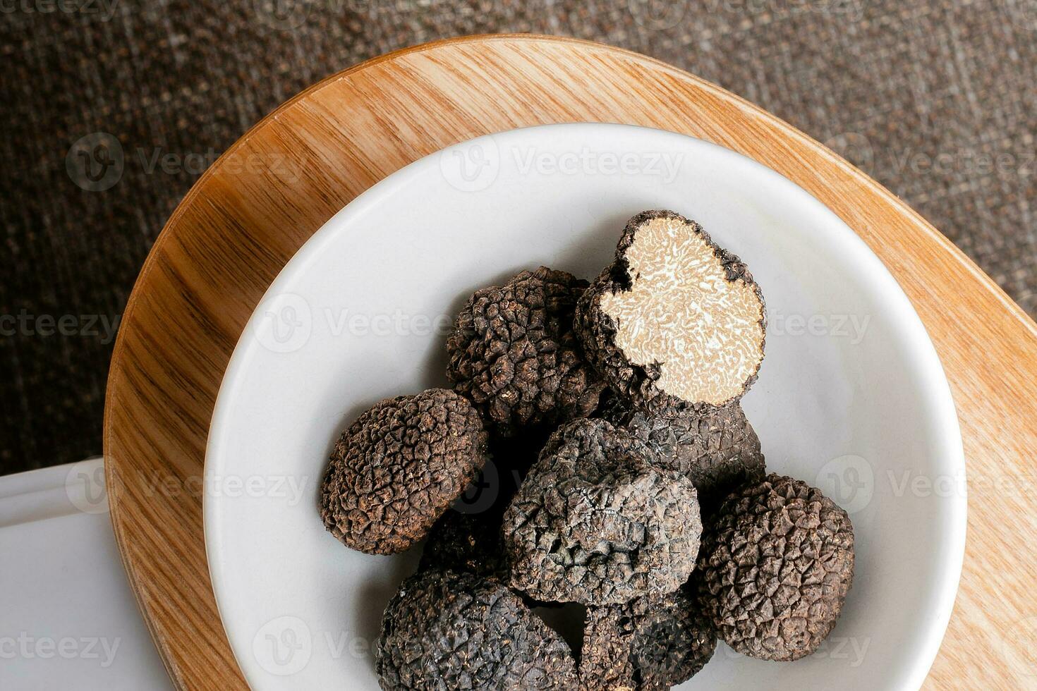 Preto Brigadeiro cogumelo fechar acima em de madeira prato foto