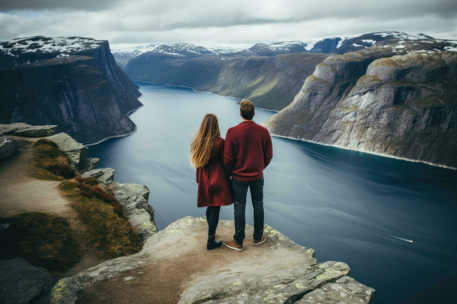 casal em pé em a Beira do uma penhasco negligenciar uma fiorde, traseiro Visão do casal família viajando juntos em penhasco Beira dentro Noruega, ai gerado foto