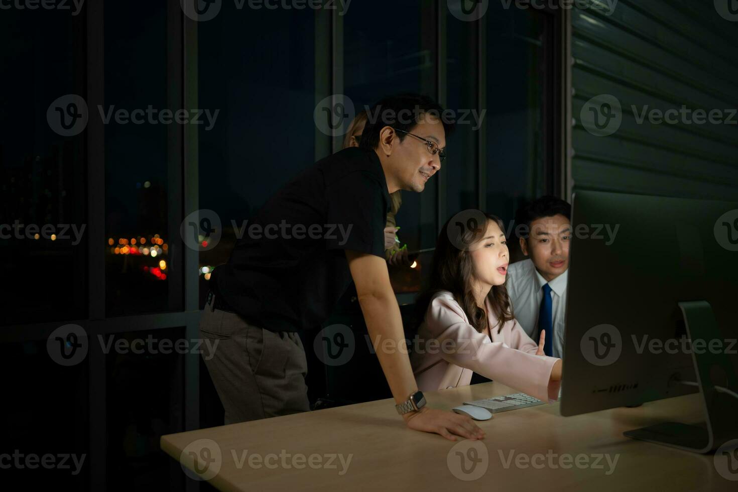 grupo do o negócio pessoas trabalhando dentro escritório às noite. o negócio conceito. foto