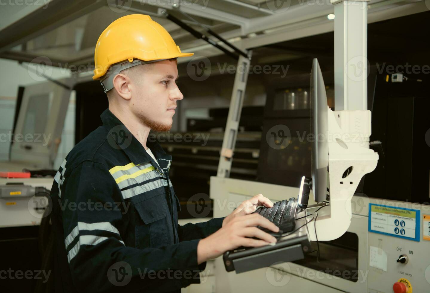 depois de a maquinaria estava instalado, jovem homem engenheiros inspecionado e testado isto. foto