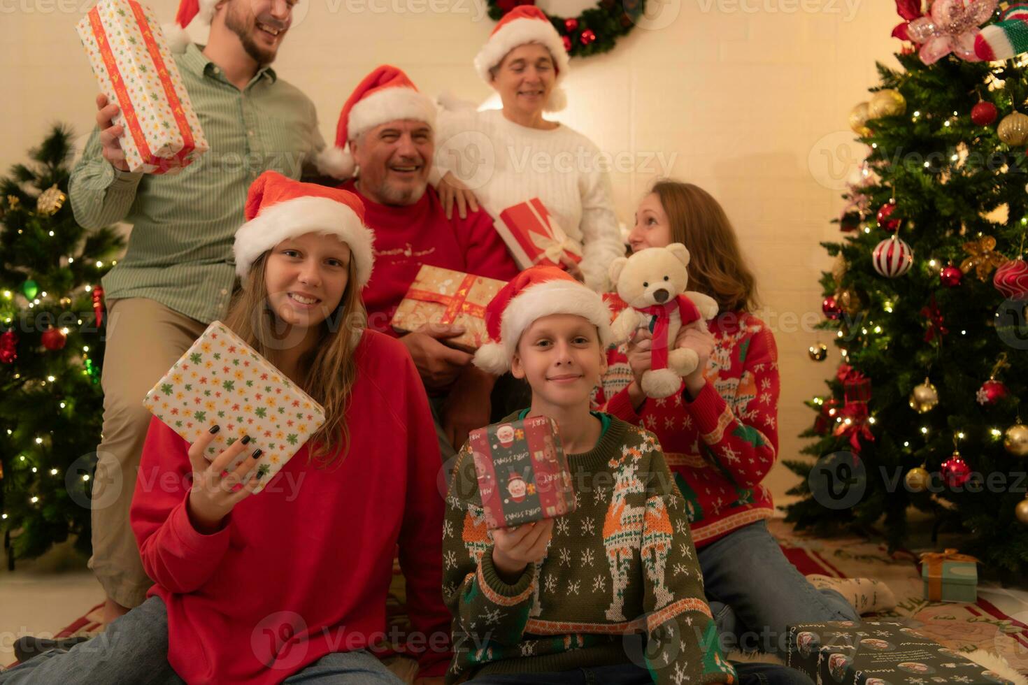 alegre Natal e feliz feriados alegre família a comemorar Natal às lar. foto