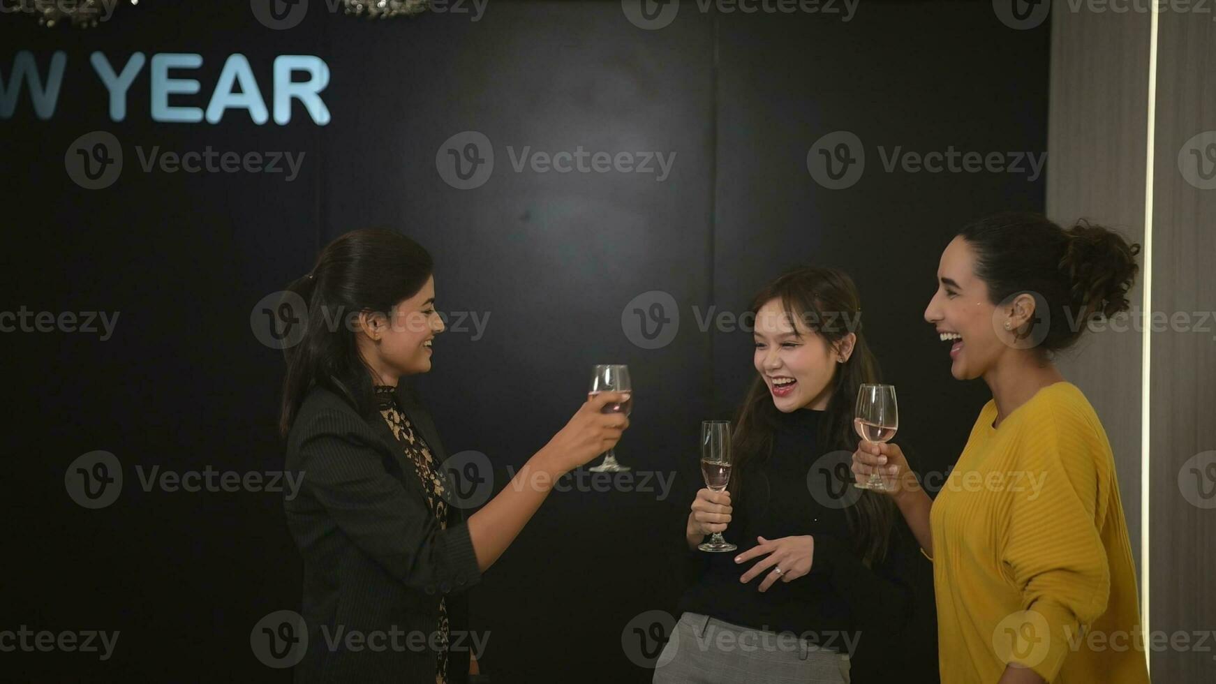 Novo ano festa, grupo do jovem pessoas tilintar óculos com champanhe às uma Novo anos véspera Festa. foto