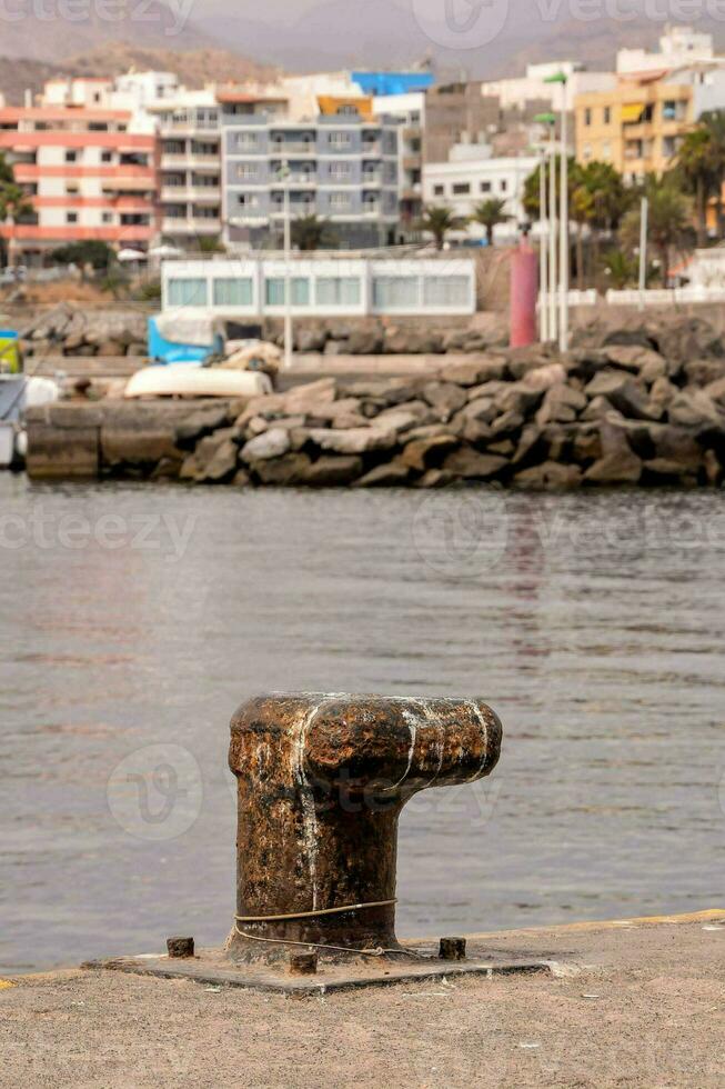 uma oxidado metal objeto sentado em a Beira do uma cais foto