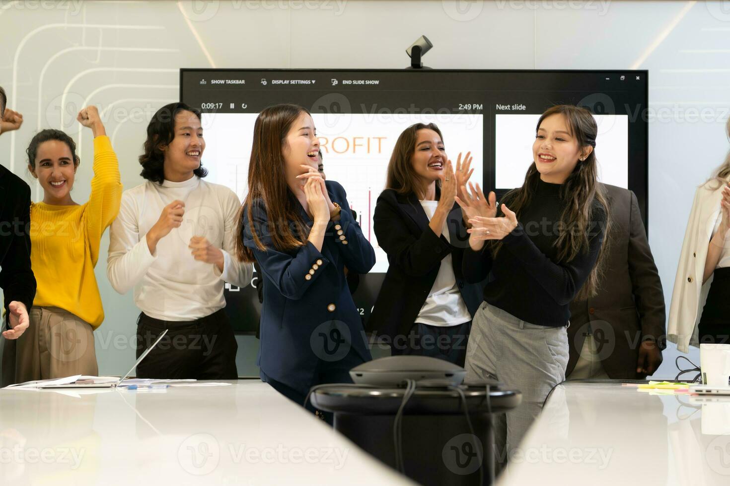 uma grupo do multirracial pessoas de negócio mãos levantar para comemoro sucesso dentro frente do a encontro sala, indicando a conceito do o negócio sucesso. foto