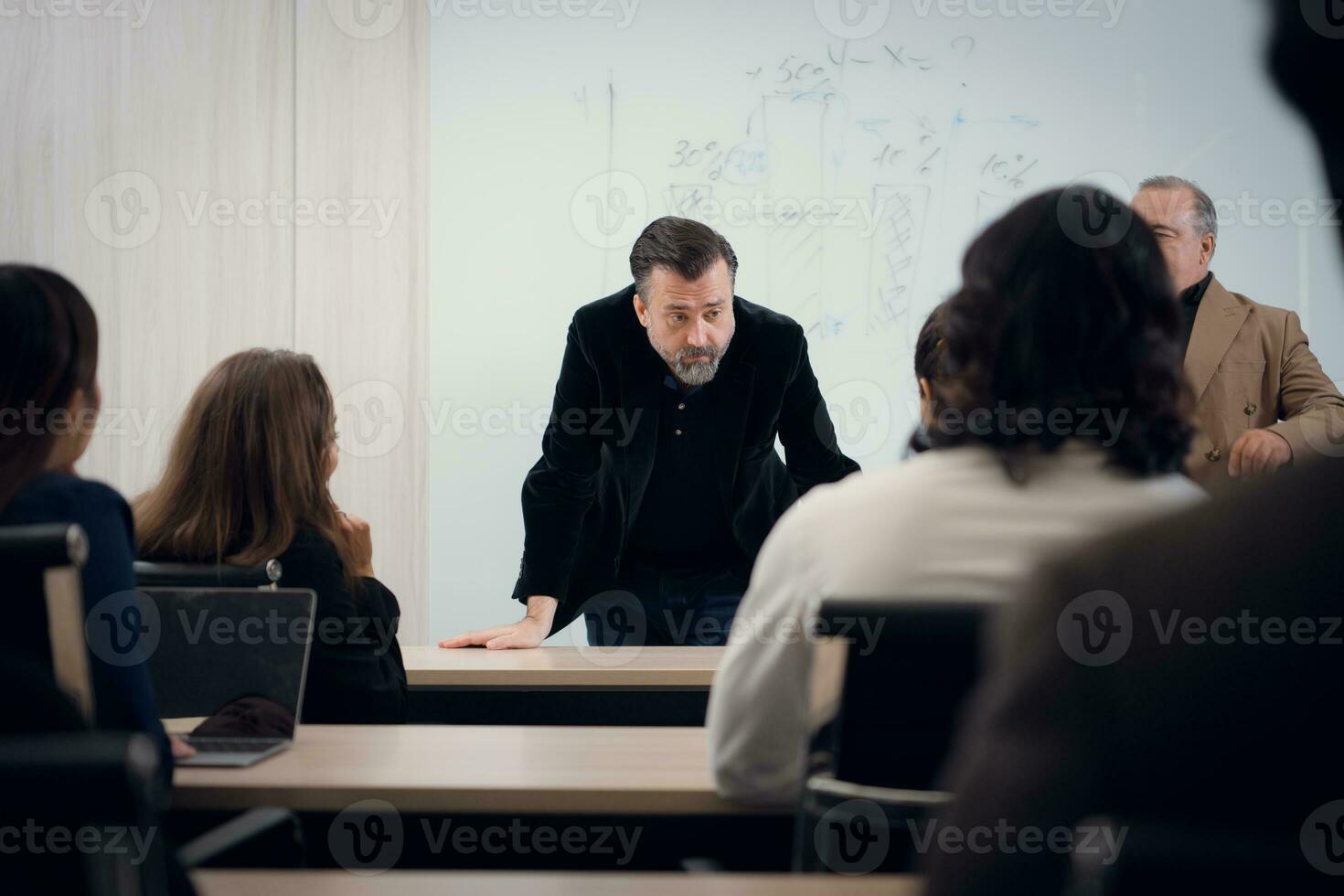 retrato do uma Senior homem de negocios dando uma apresentação para dele colega às escritório foto