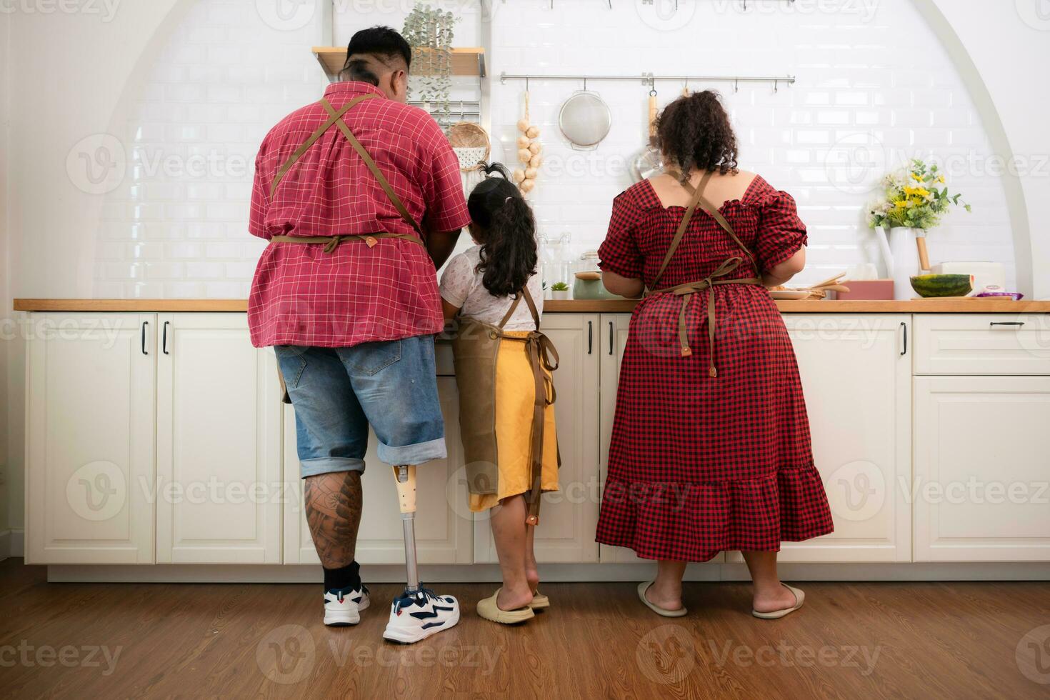 uma tamanho grande família com uma pai vestindo uma protético perna, elas alegremente faço café da manhã juntos dentro a dentro a cozinha quarto do a casa foto