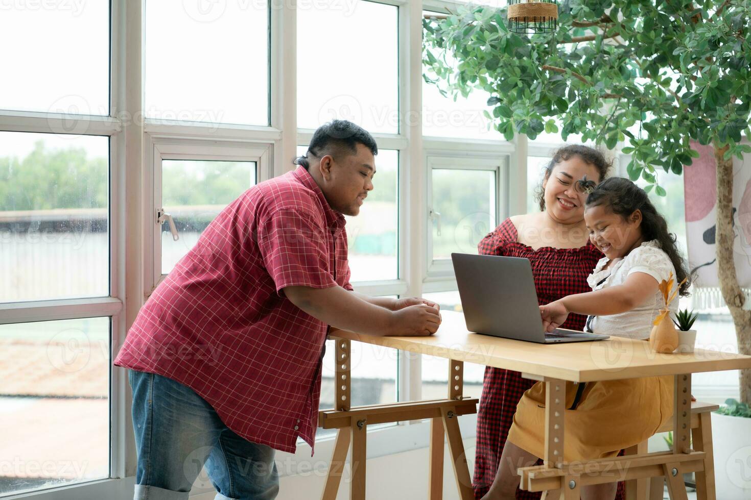 uma tamanho grande família com uma pai vestindo uma protético perna, é alegremente ajudando uma criança com dela dever de casa e tendo Diversão juntos dentro a sacada do a casa foto