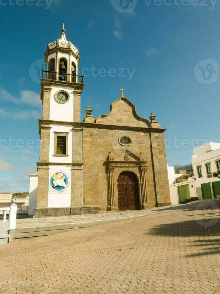 uma Igreja com uma torre foto