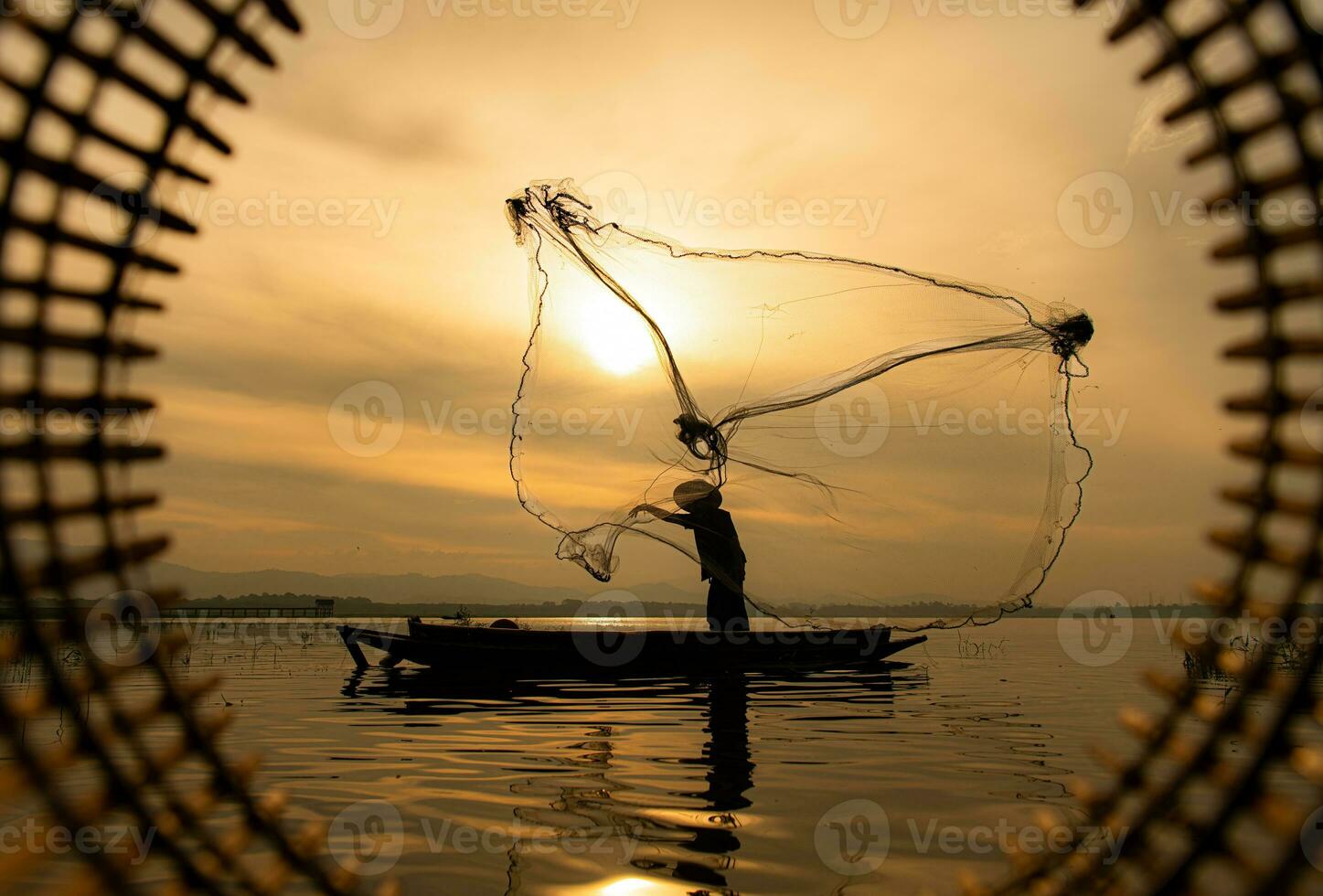 silhueta do pescador às nascer do sol, em pé a bordo uma remo barco e fundição uma internet para pegar peixe para Comida foto