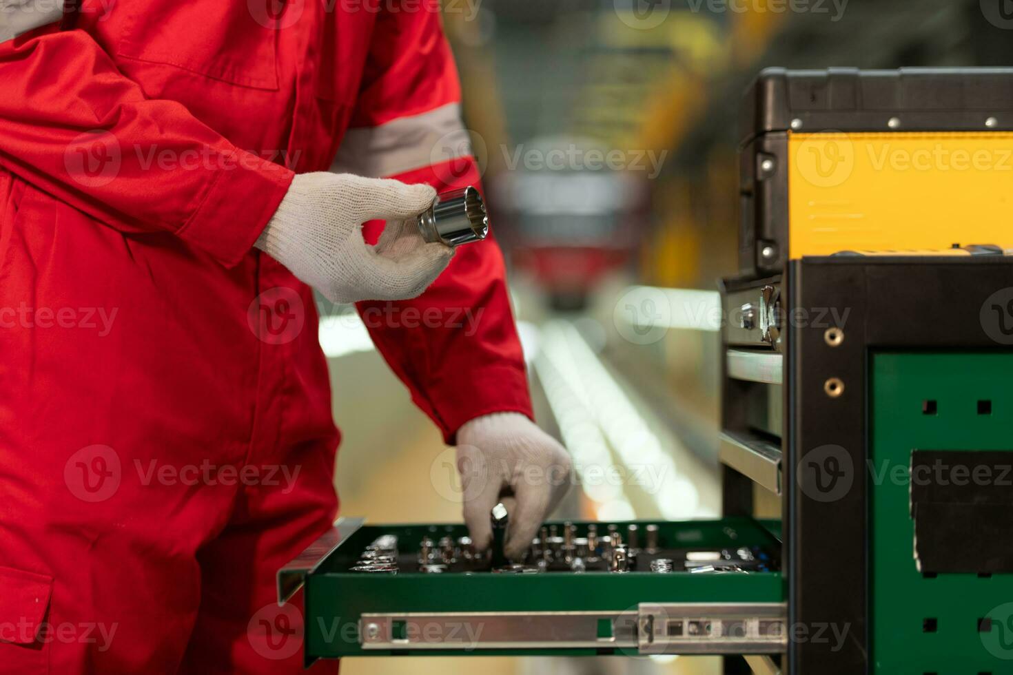 cenário do engenheiro usando reparar Ferramentas do a elétrico trem indústria lá é a elétrico trem dentro a trem reparar fábrica Como a fundo imagem. foto