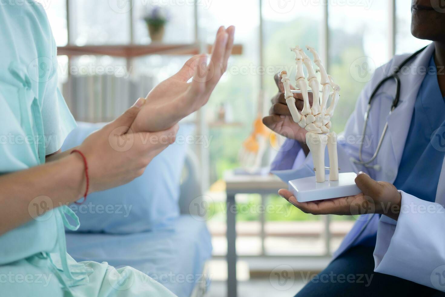 médico mostrando modelo do dedo ossos para paciente dentro hospital. médico e cuidados de saúde conceito. foto