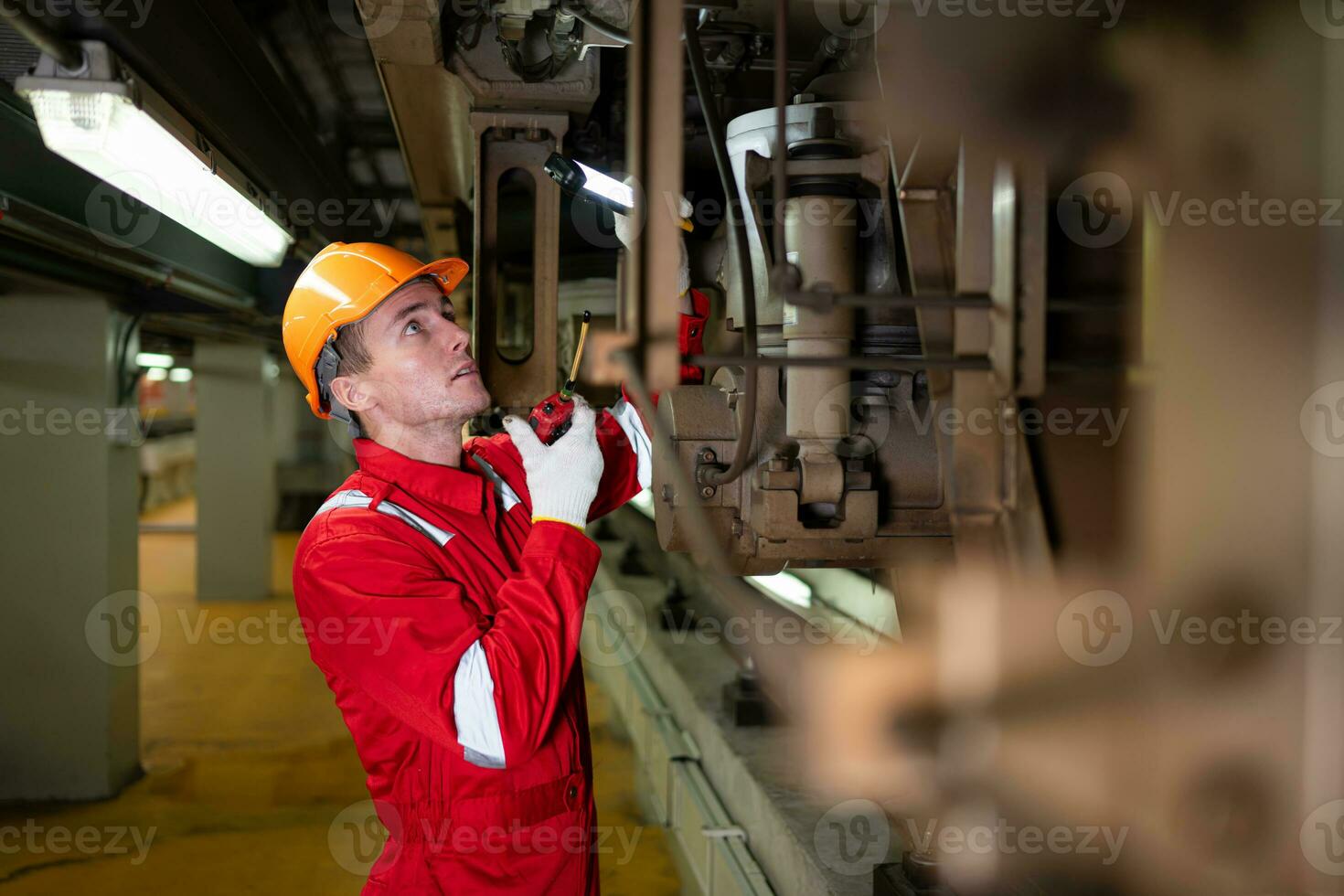 elétrico trem engenheiro usar uma walkie-talkie para inspecionar elétrico trem maquinaria de acordo com para inspeção volta depois de a elétrico trem é estacionado dentro a elétrico trem reparar fazer compras foto