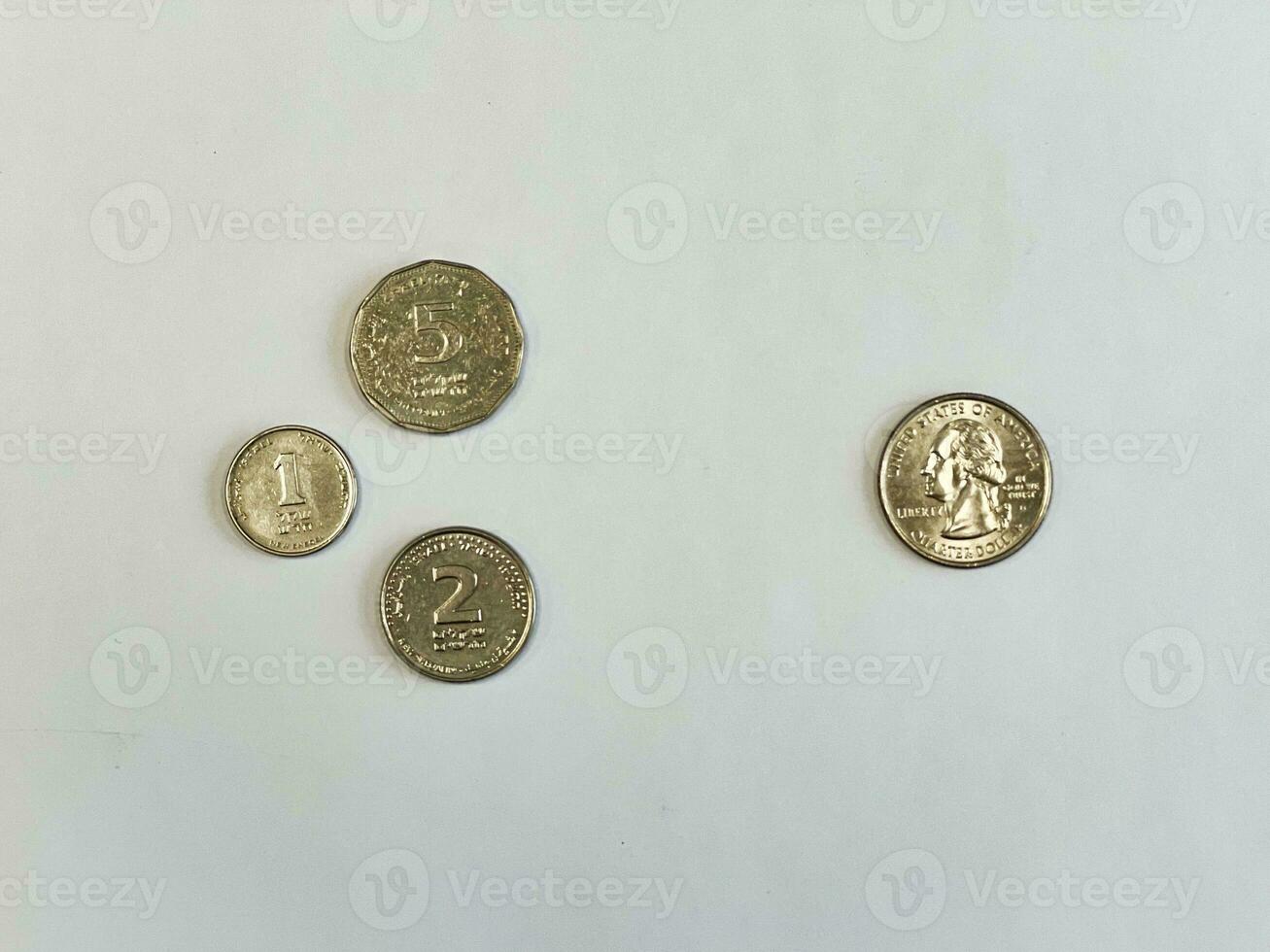 nos trimestre dólar moeda vs um, dois e cinco shekel moedas foto