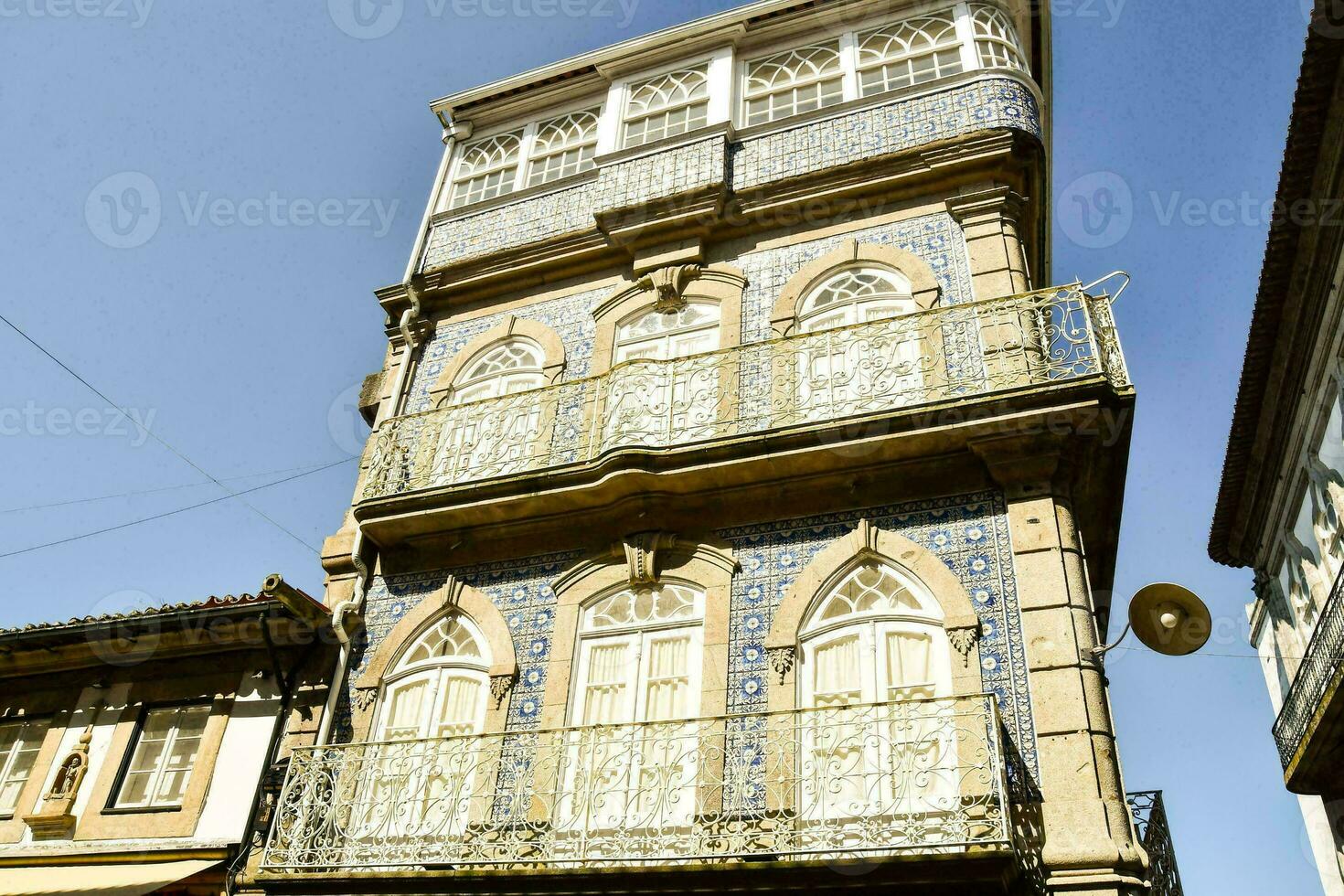 a ornamentado construção com varandas foto