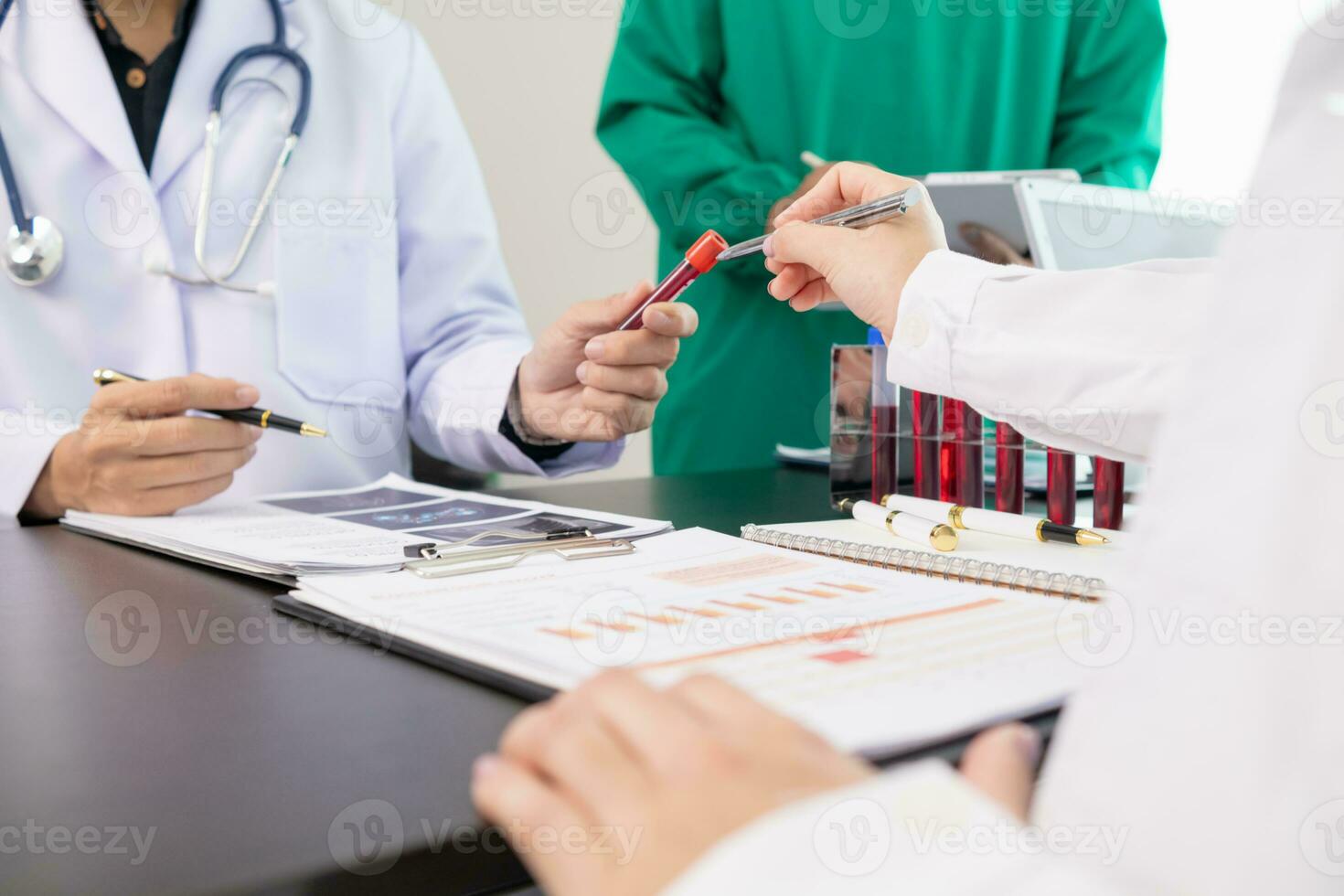 a médico junta-se uma encontro com a do cirurgião equipe para discutir uma plano para Câncer cirurgia depois de a médico equipe detecta Câncer. colaborativo conceito do uma equipe médicos e cirurgiões dentro cirurgia. foto