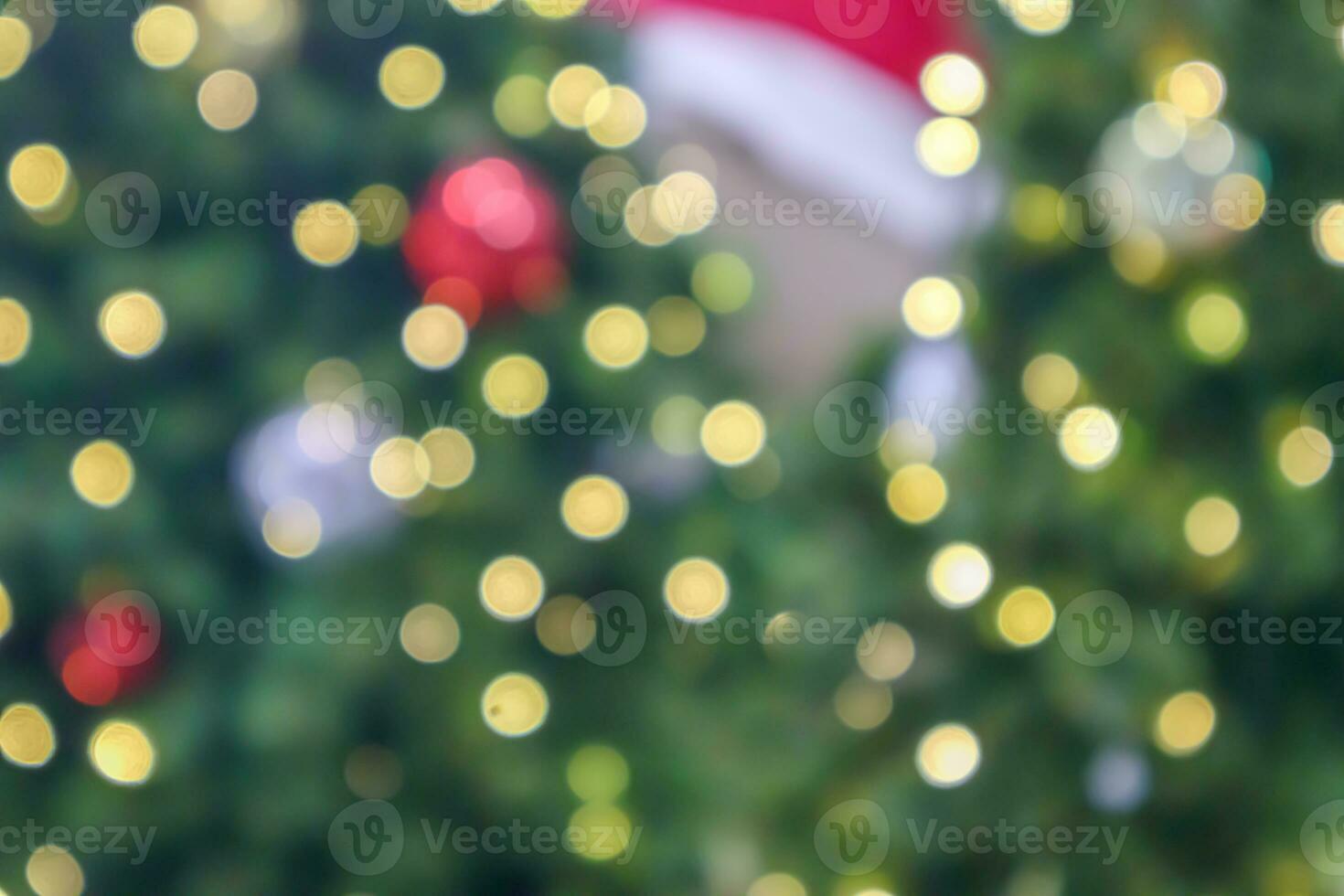 árvore de natal turva abstrata com fundo claro bokeh foto