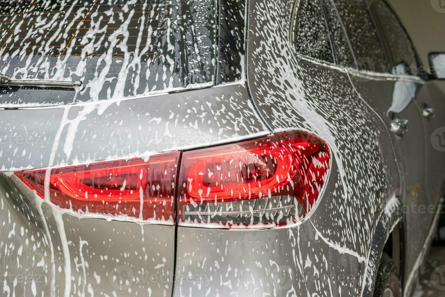 carro limpeza e lavando com espuma Sabonete foto