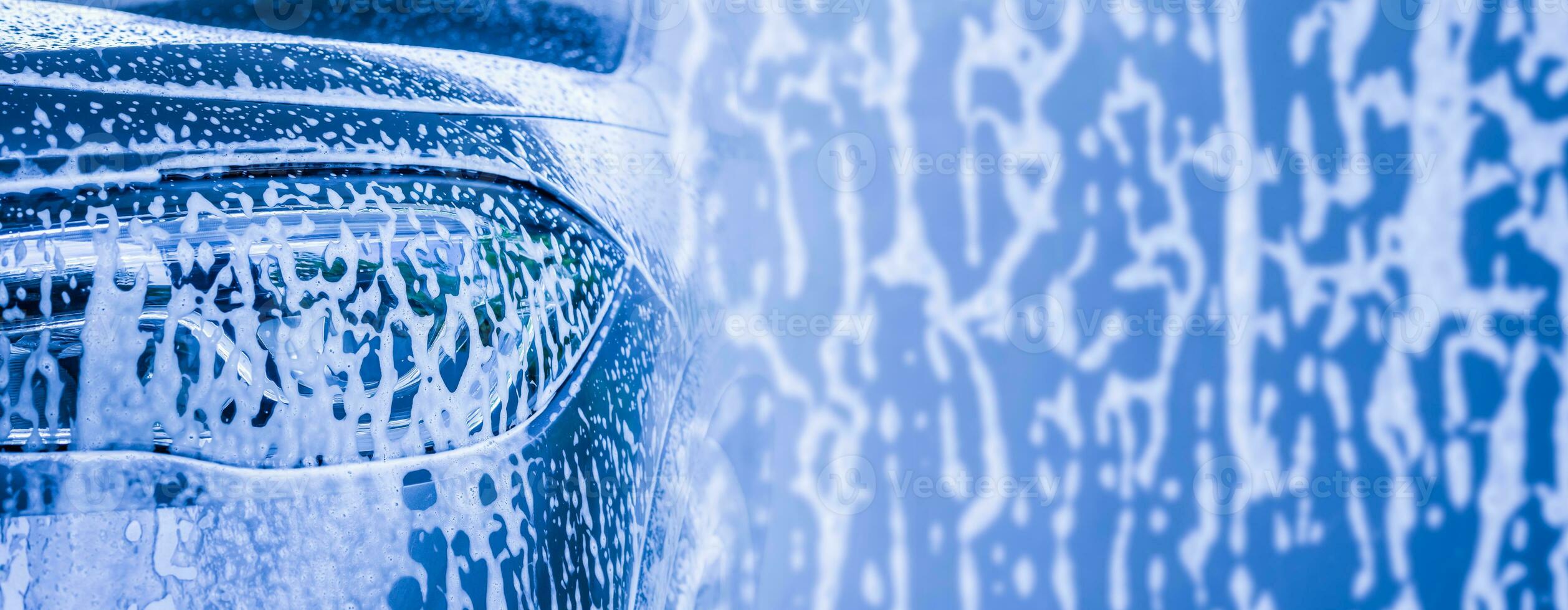 carro limpeza e lavando com espuma Sabonete fundo foto