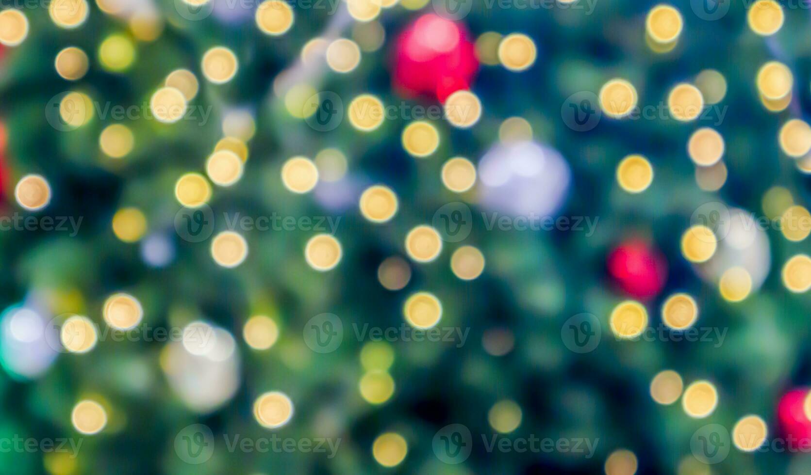 árvore de natal turva abstrata com fundo claro bokeh foto