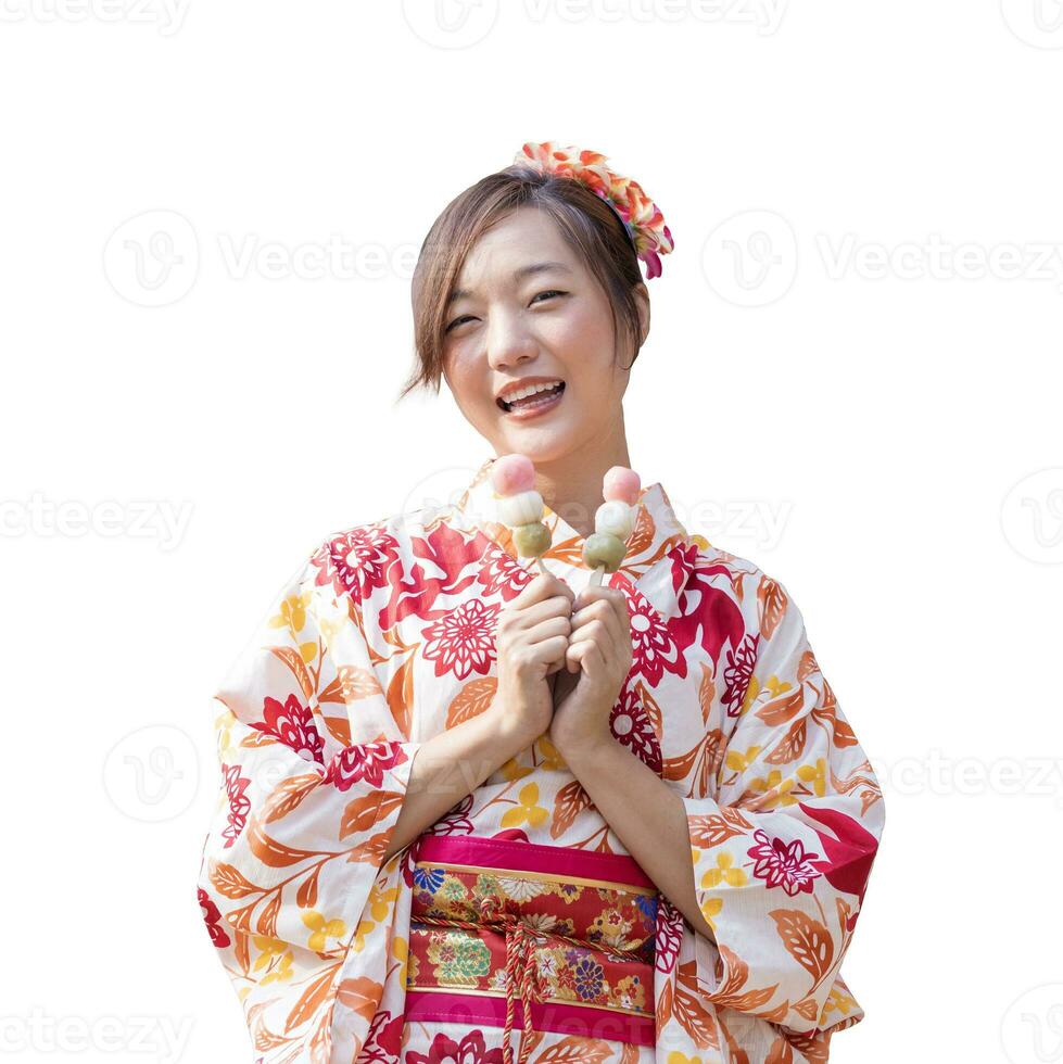 japonês mulher dentro tradicional quimono vestir segurando doce hanami dango sobremesa enquanto para cereja Flor árvore durante Primavera sakura festival isolado em branco fundo foto