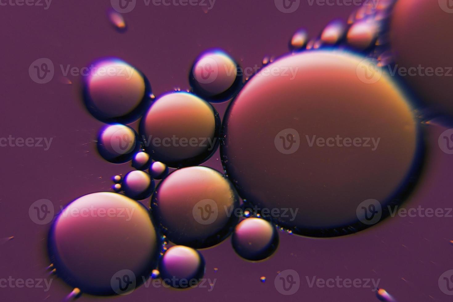 bolhas de óleo roxas em um líquido foto