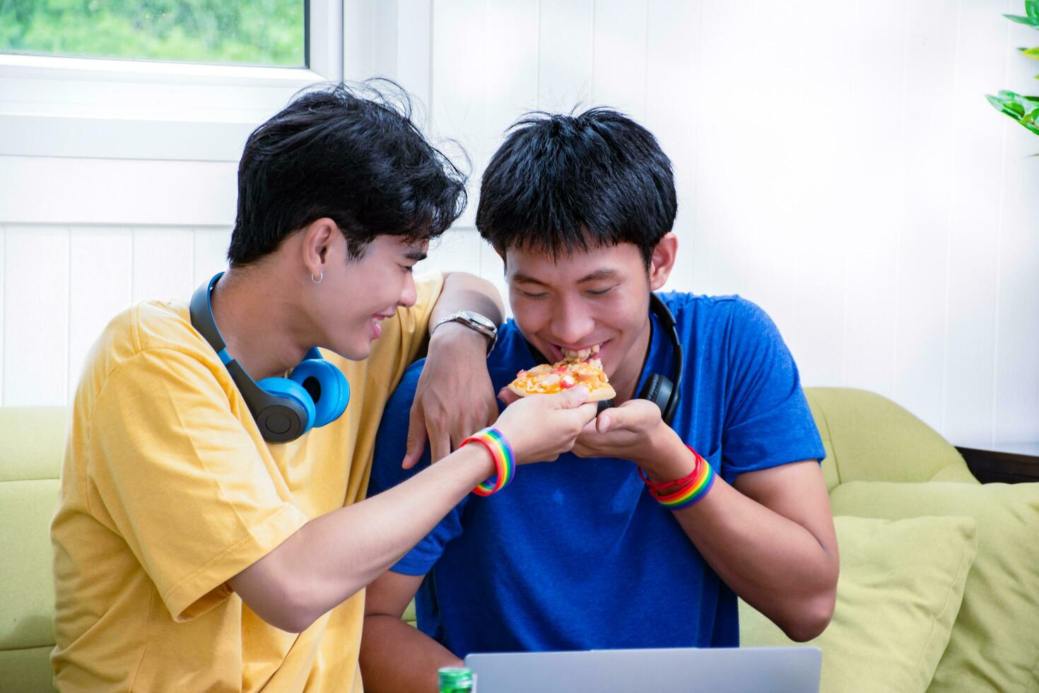 retrato do dois jovem ásia gay casais sentado em sofá, gastos seus livre Tempo e assistindo televisão às casa junto, conceito para estilo de vida do lgbt pessoas por aí a mundo. foto