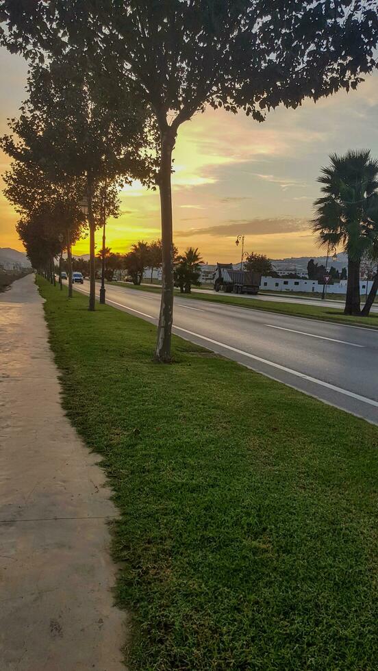 encantador soletrar do natureza testemunha a Magia do pôr do sol carro dirigindo dentro a cênico foto