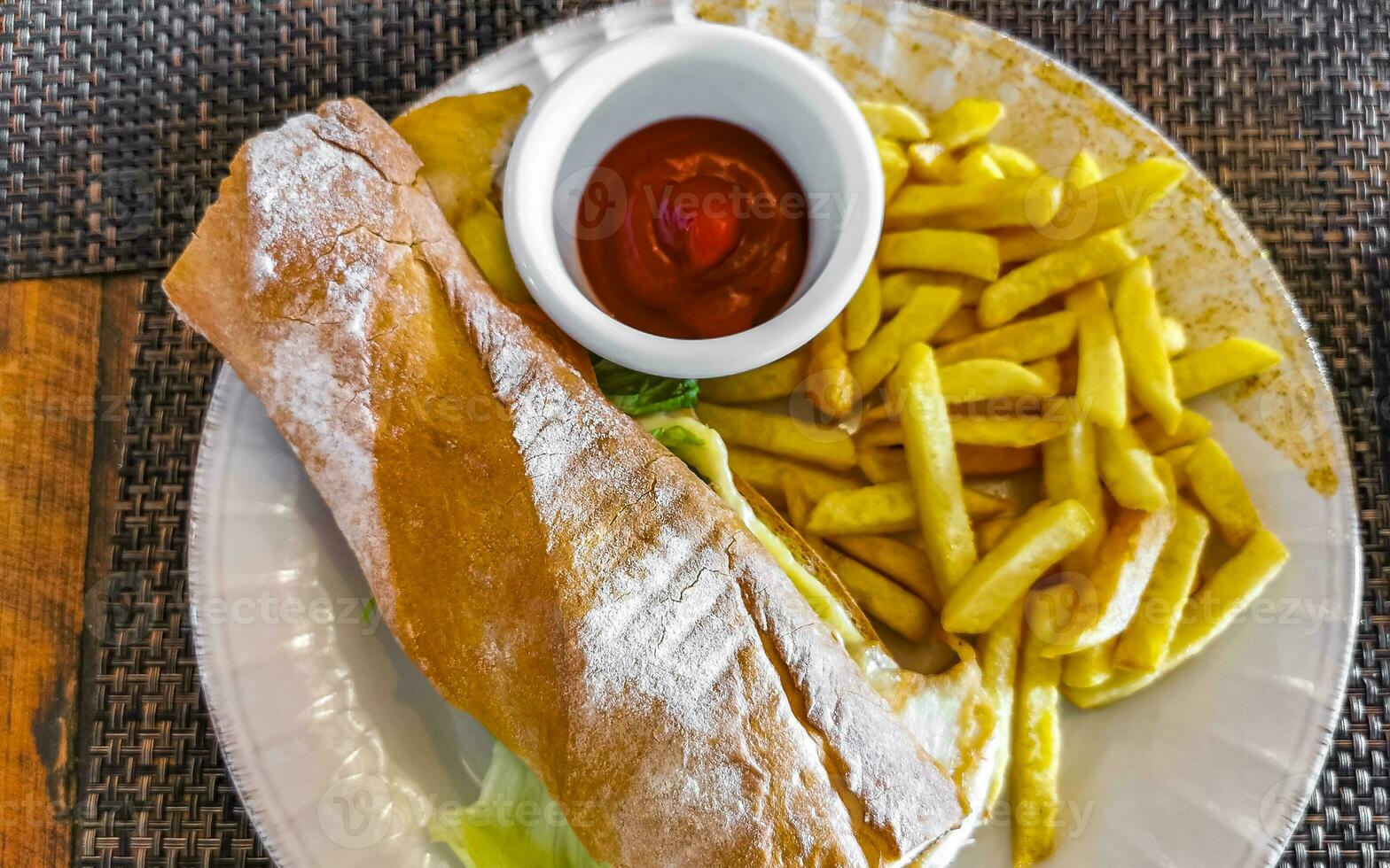 baguete sanduíche torrada pão com frango tomate salada batatas fritas. foto